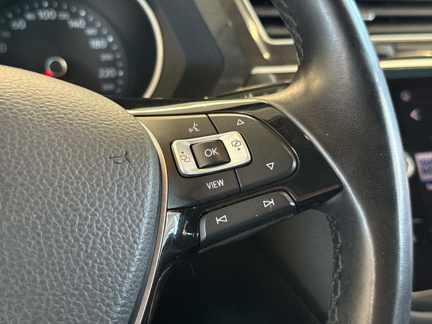 VOLKSWAGEN Tiguan 12