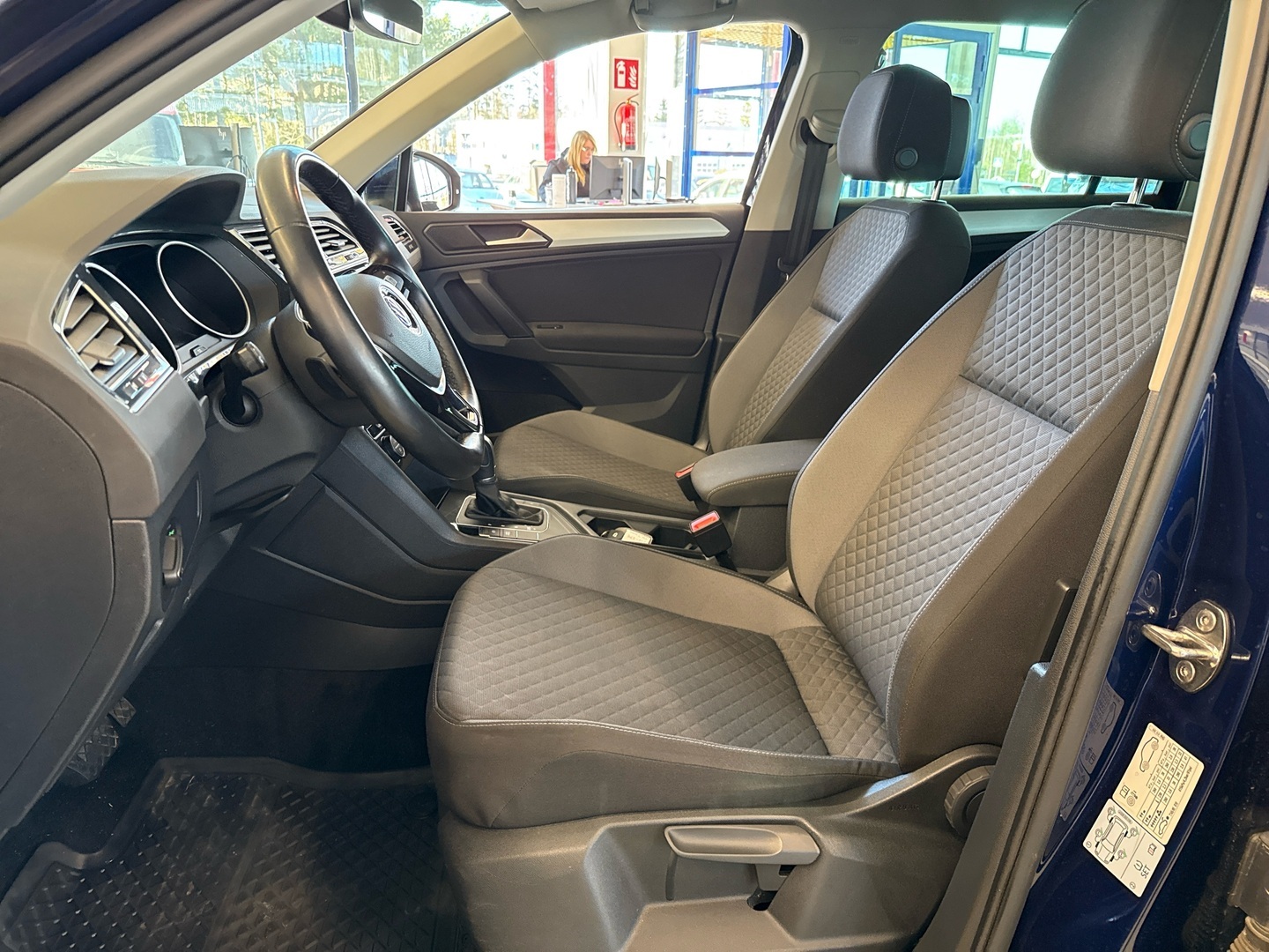 VOLKSWAGEN Tiguan 8