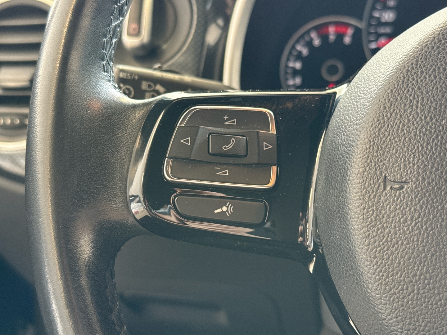 VOLKSWAGEN Beetle 2012