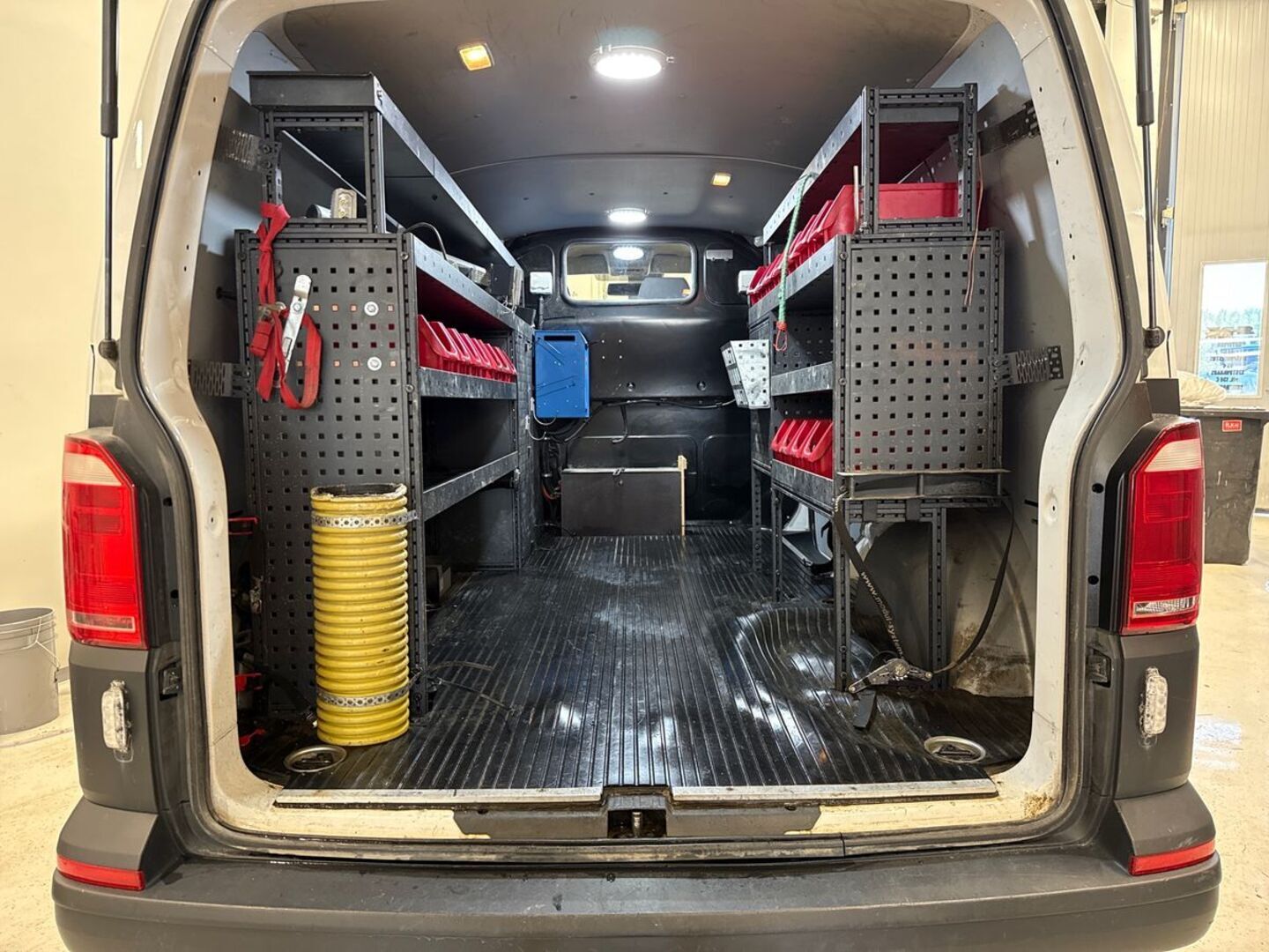 VOLKSWAGEN Transporter 11