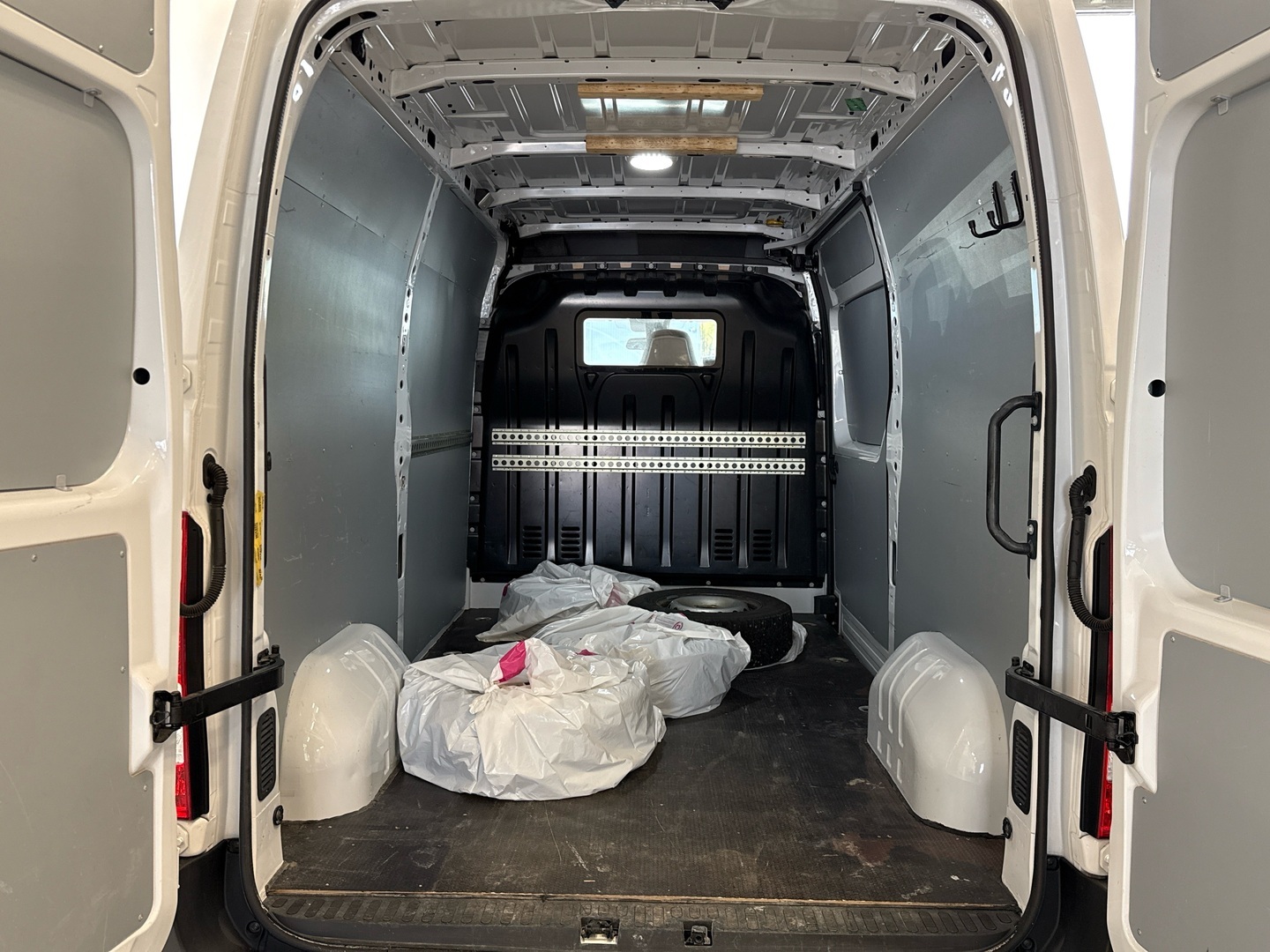 NISSAN NV400 2021