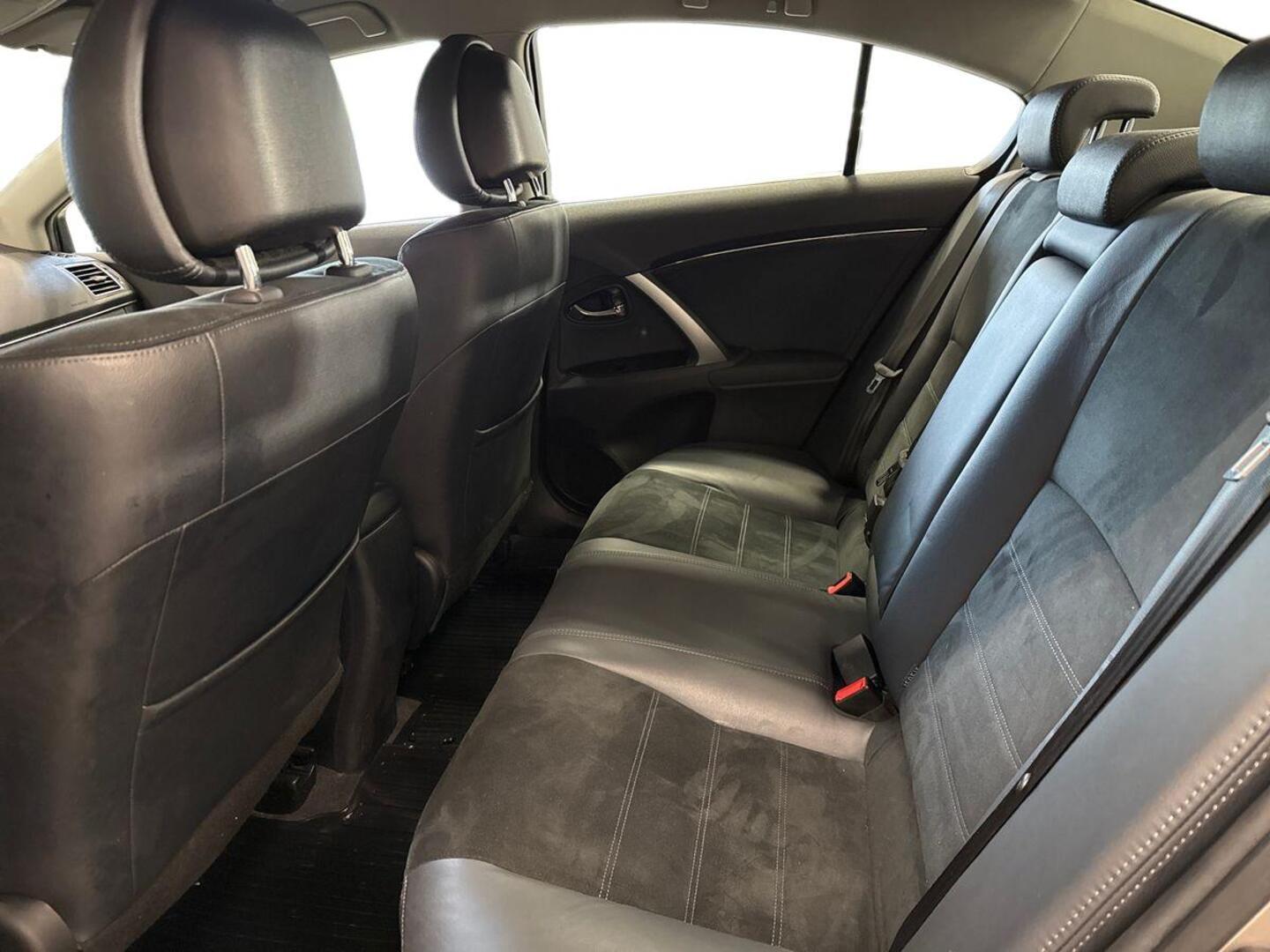 TOYOTA Avensis 2015