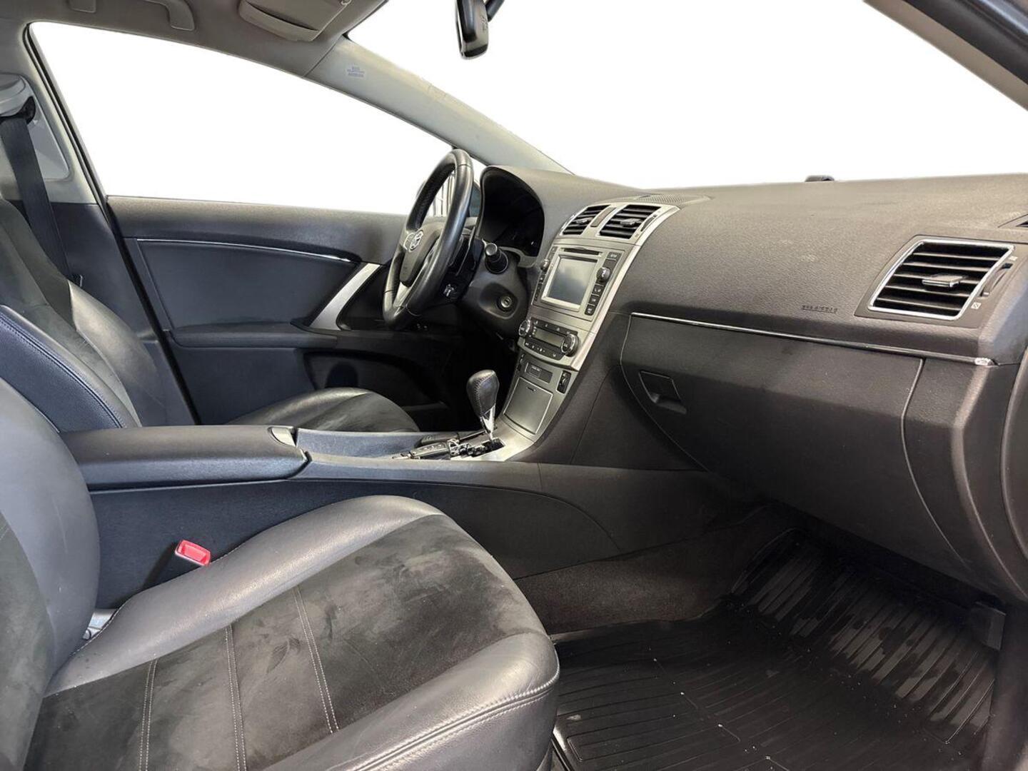 TOYOTA Avensis 2015