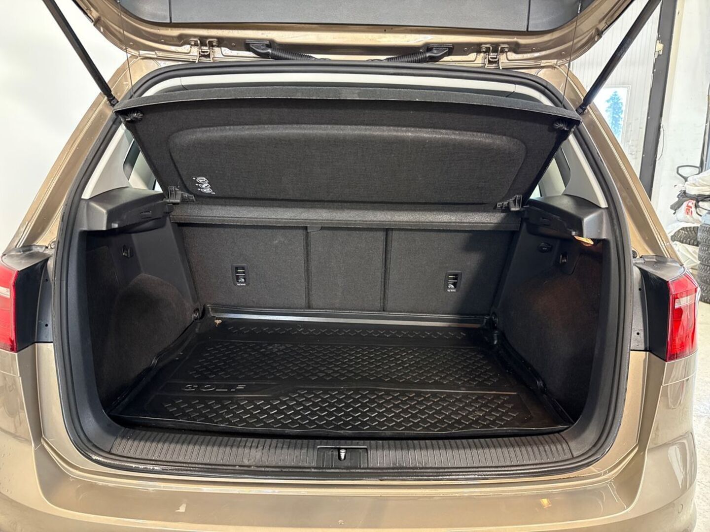 VOLKSWAGEN Golf Sportsvan 2015
