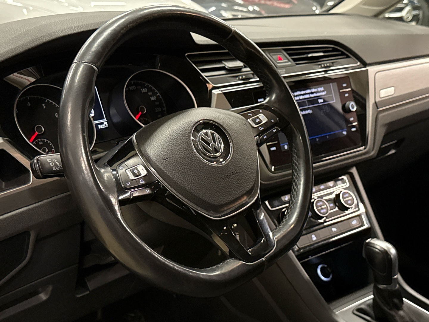 VOLKSWAGEN Touran 2018