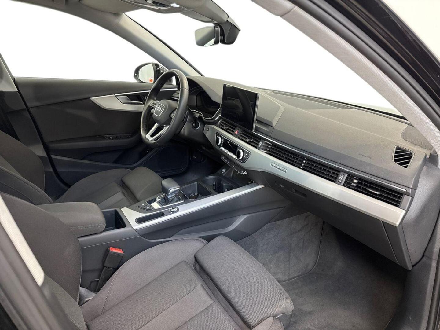 AUDI A4 2023