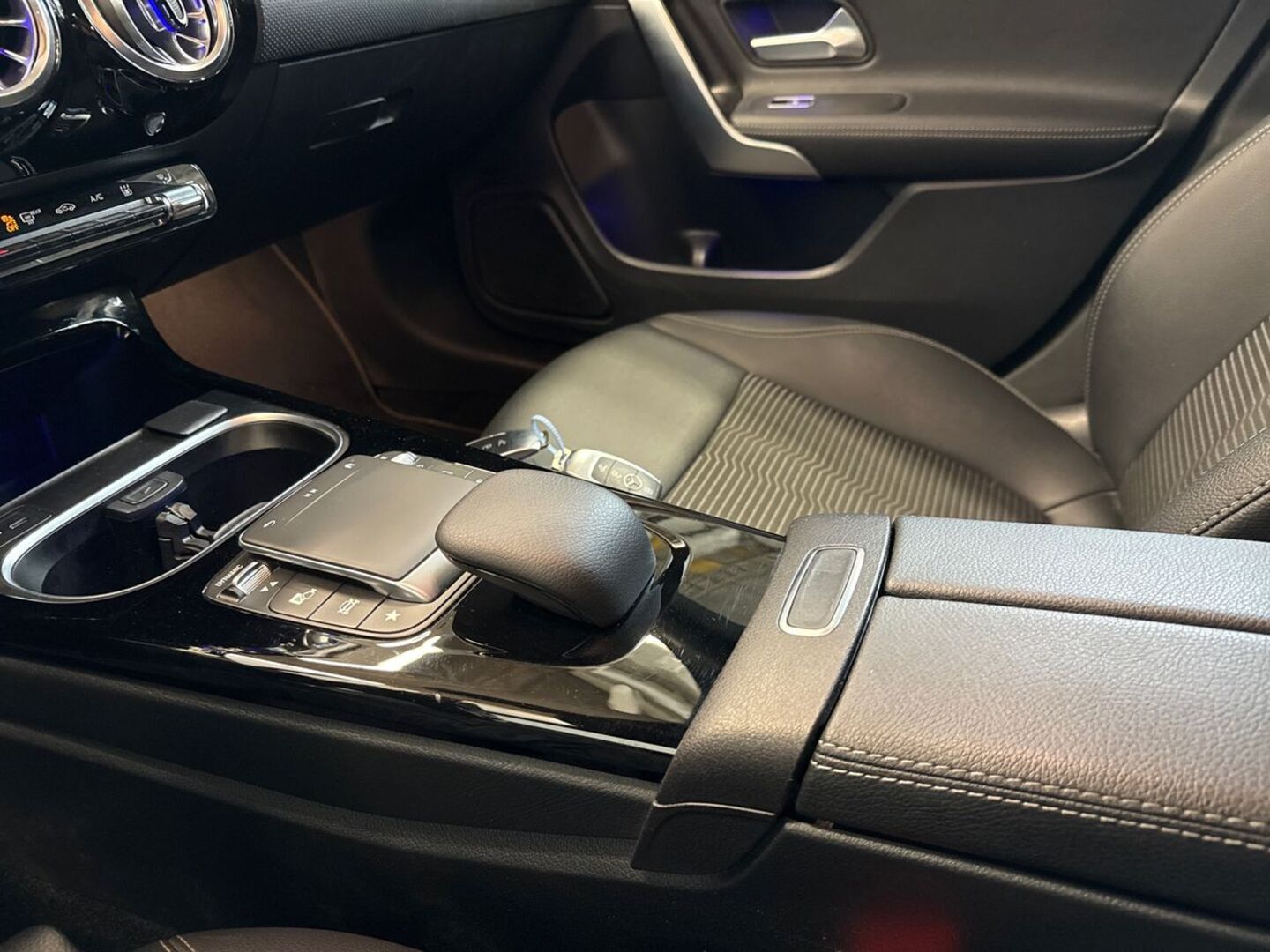 MERCEDES-BENZ CLA 28