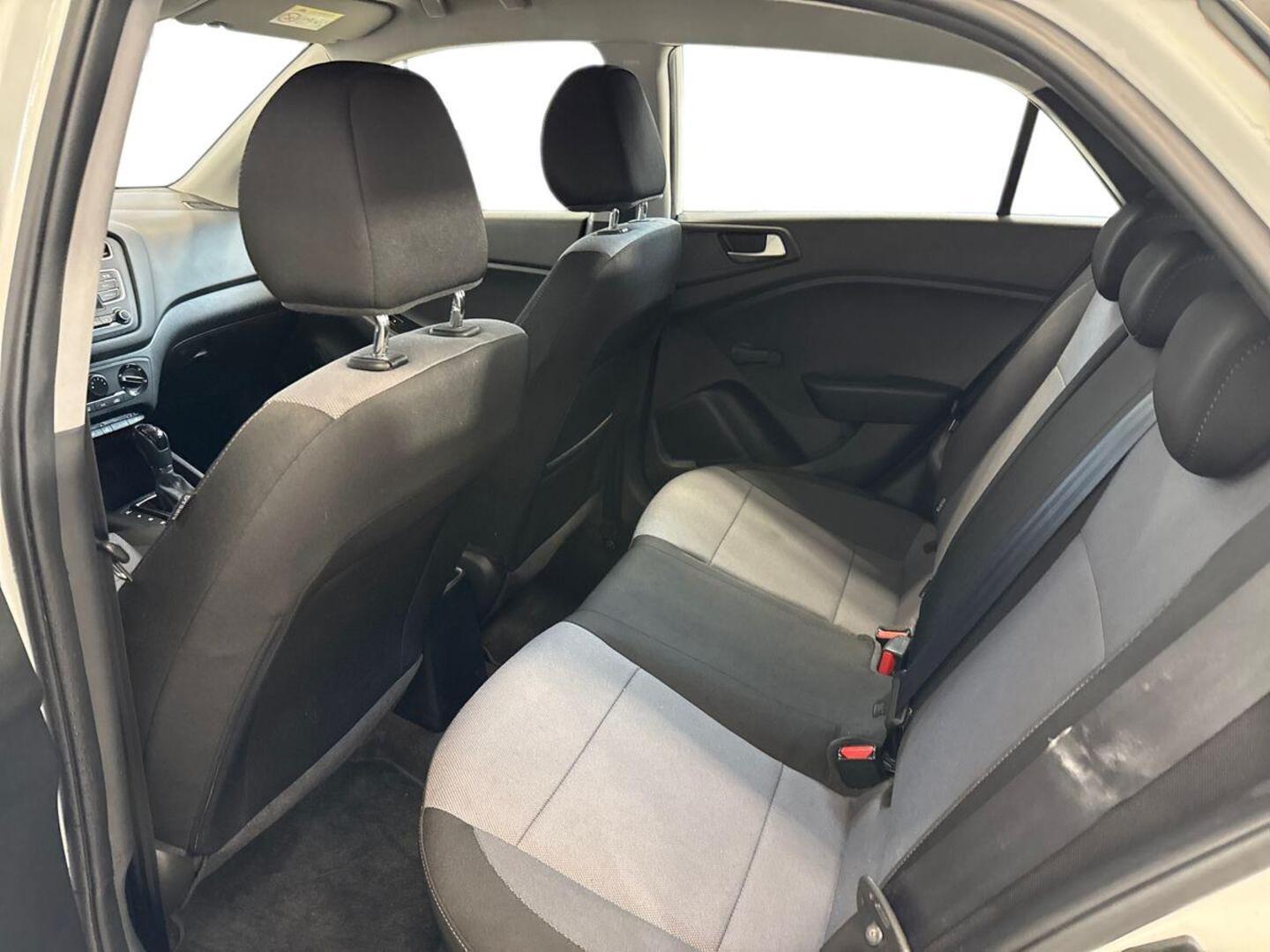 HYUNDAI i20 Hatchback 10