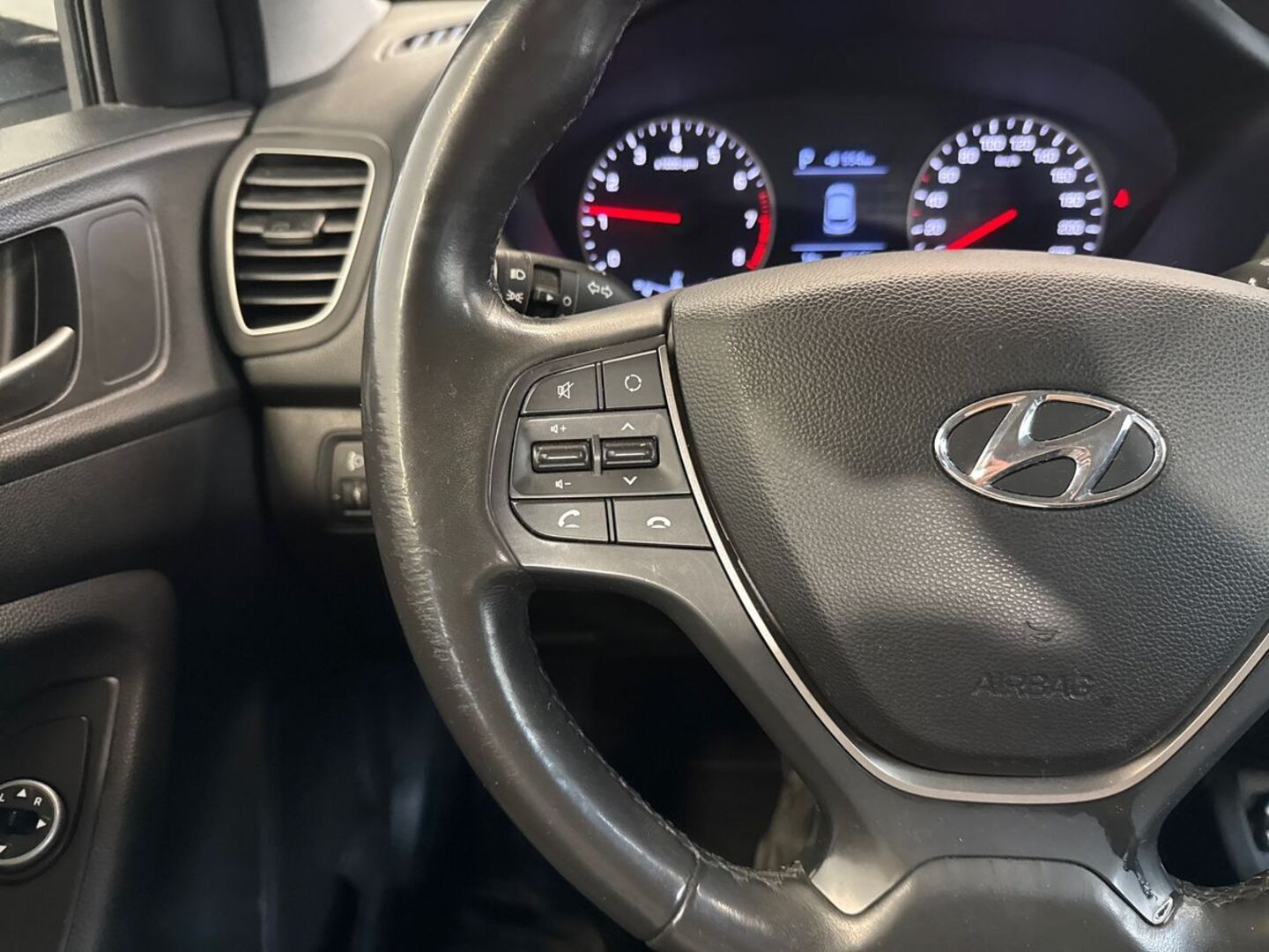 HYUNDAI i20 Hatchback 21
