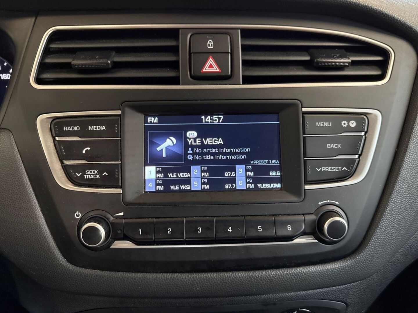 HYUNDAI i20 Hatchback 23