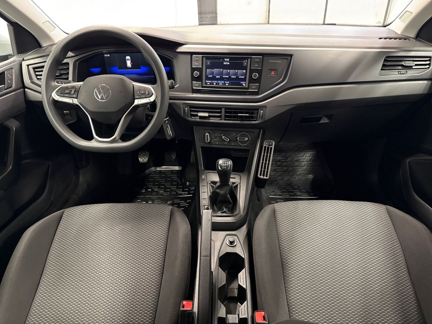 VOLKSWAGEN Polo 15