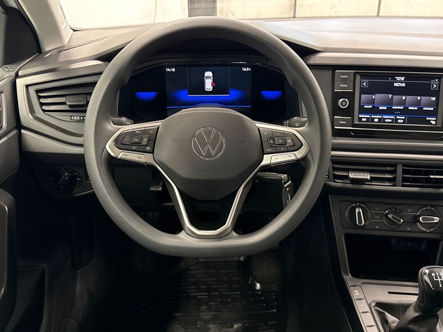 VOLKSWAGEN Polo 17