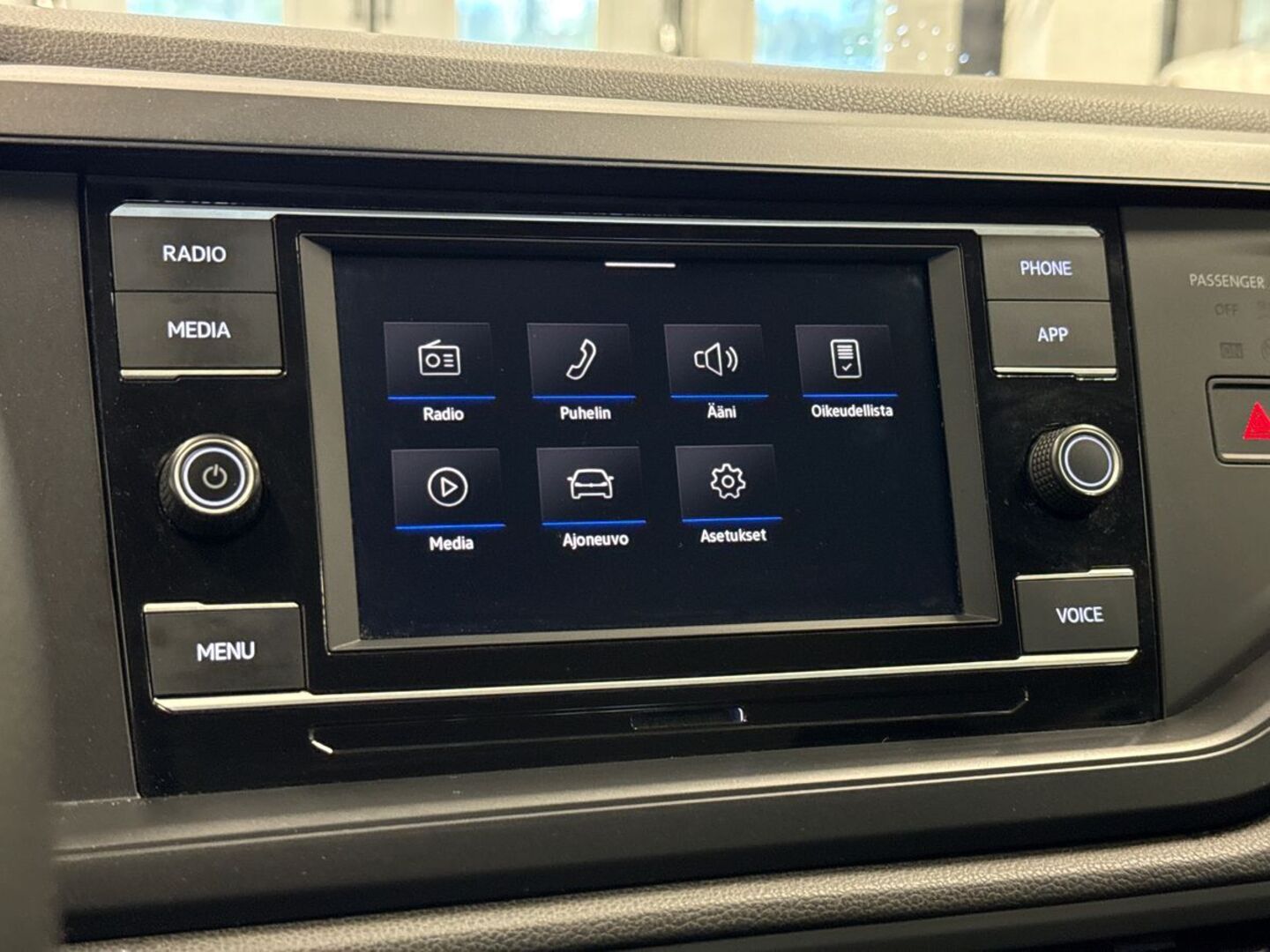 VOLKSWAGEN Polo 23