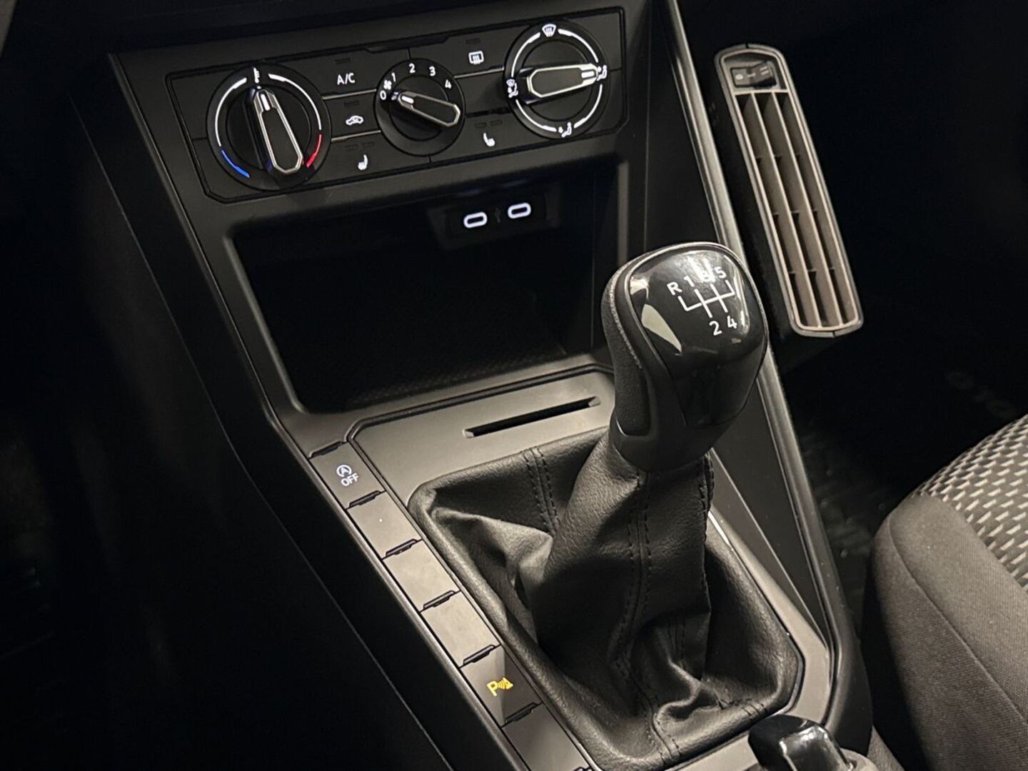 VOLKSWAGEN Polo 24