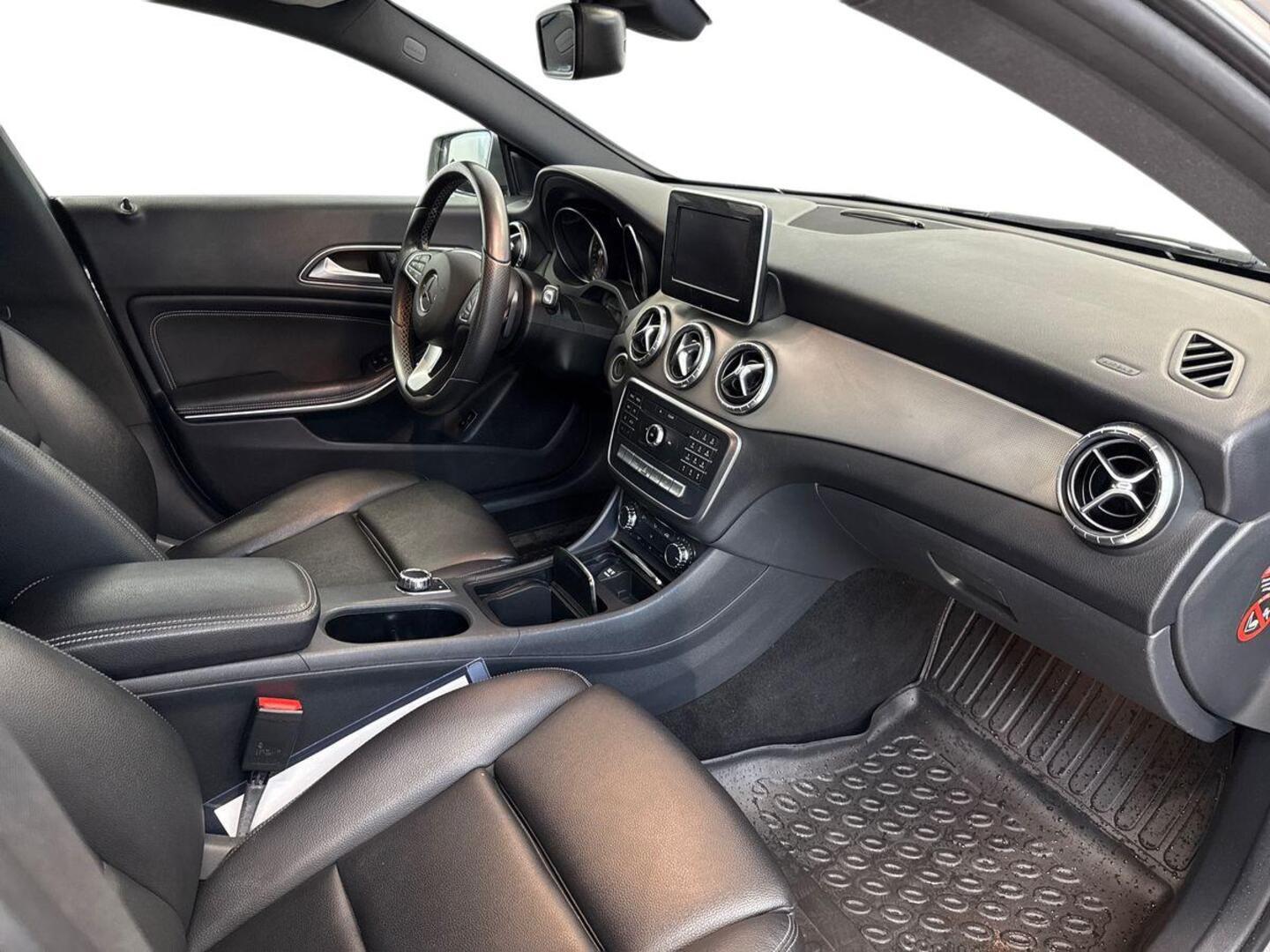 MERCEDES-BENZ CLA 7