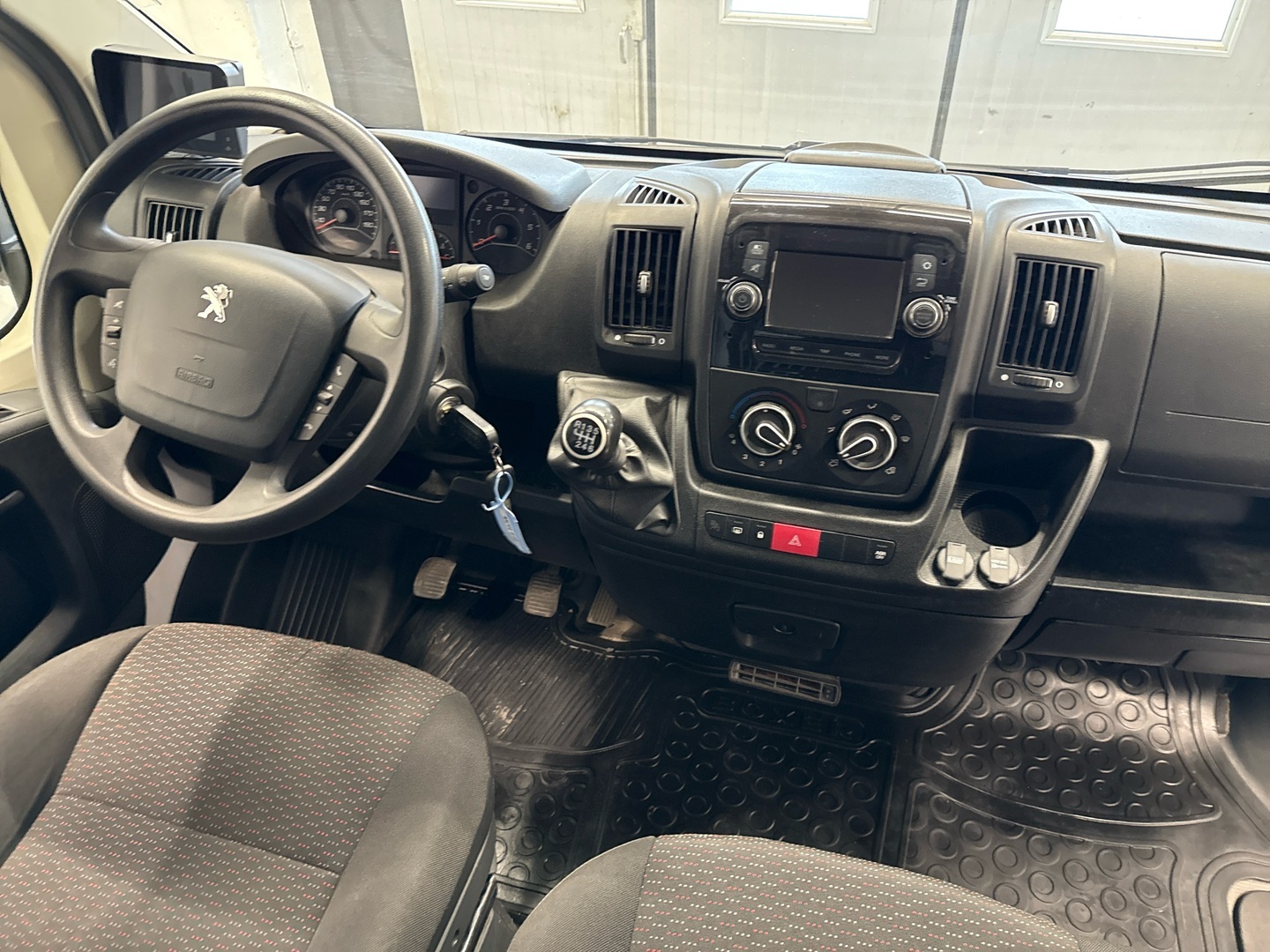 PEUGEOT Boxer 2023