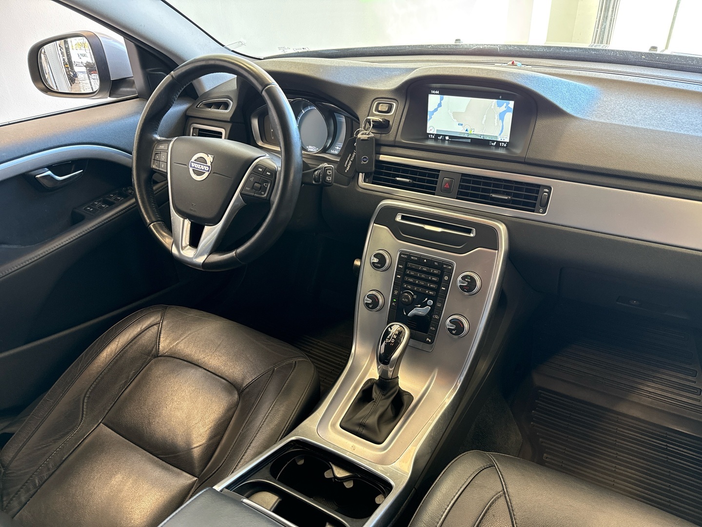 VOLVO V70 2016