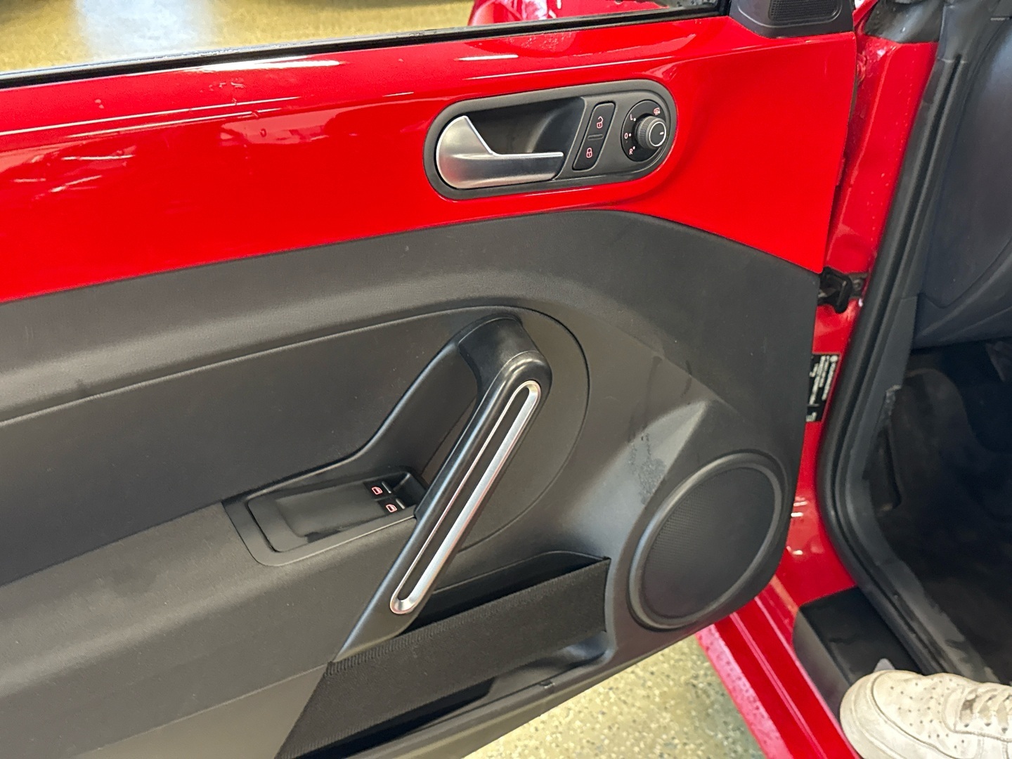 VOLKSWAGEN Beetle 2017