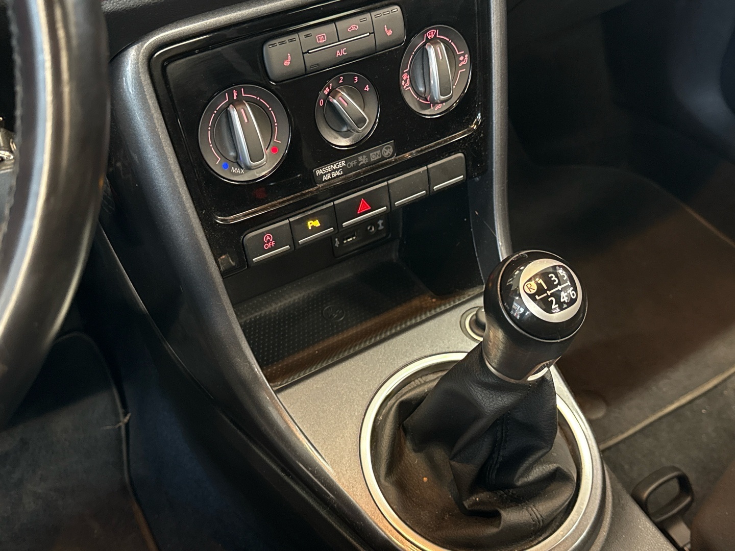 VOLKSWAGEN Beetle 2017