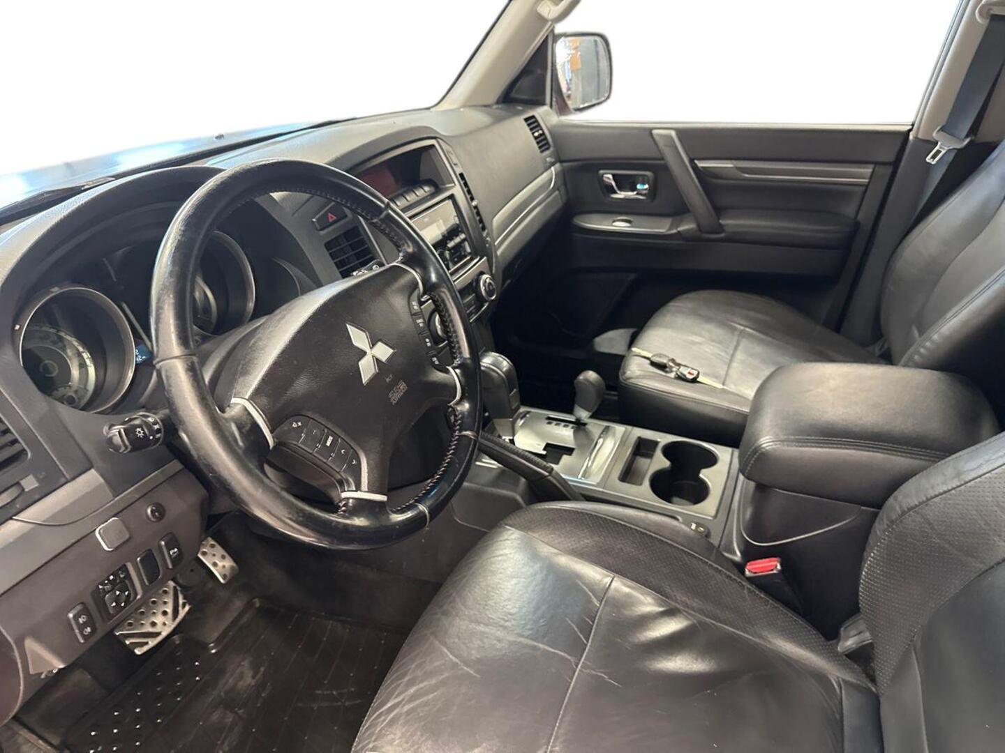 MITSUBISHI Pajero 7