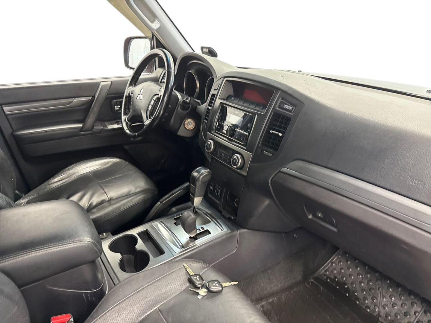 MITSUBISHI Pajero 9