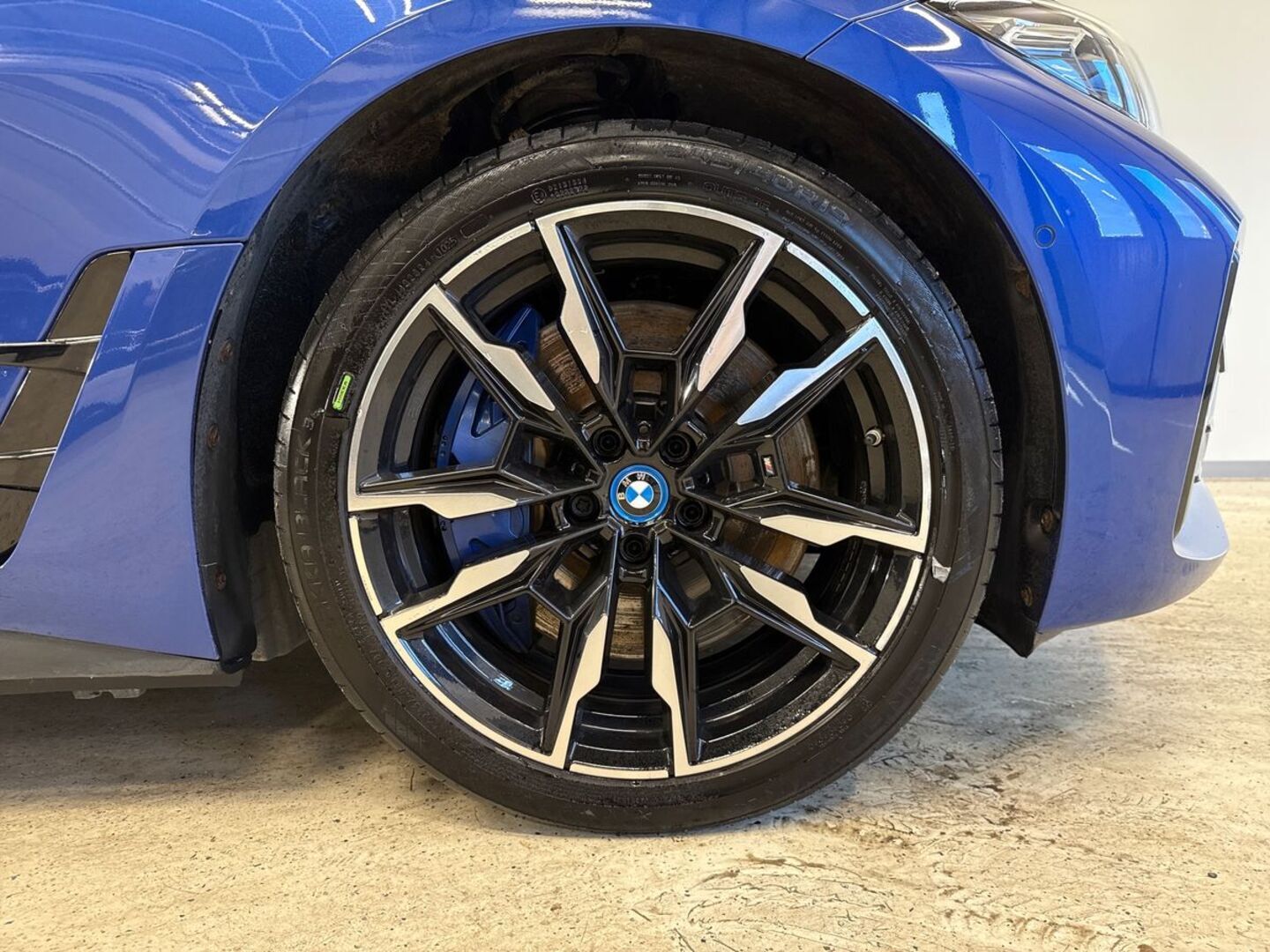 BMW i4 15