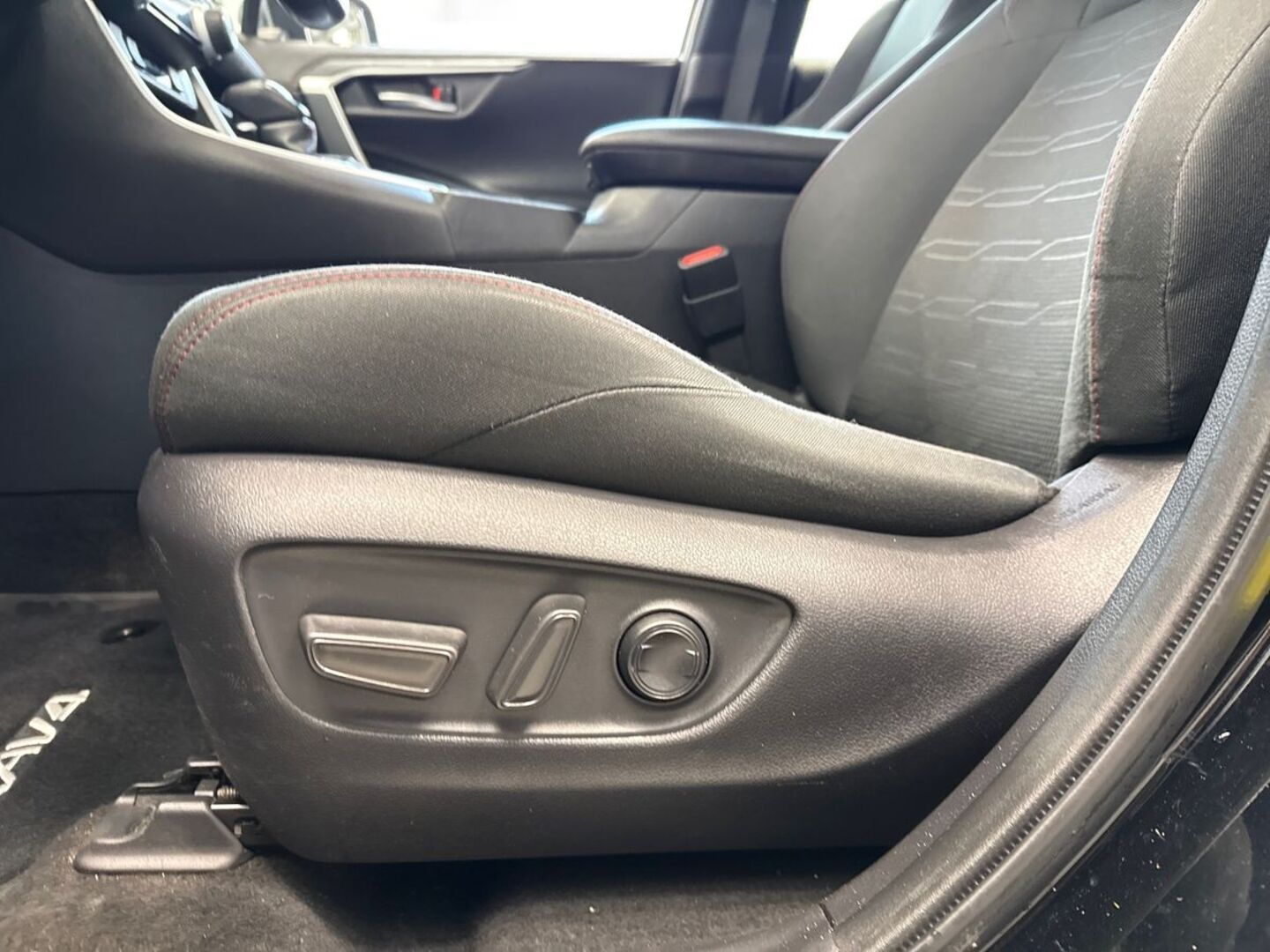 TOYOTA RAV4 Plug-in 29