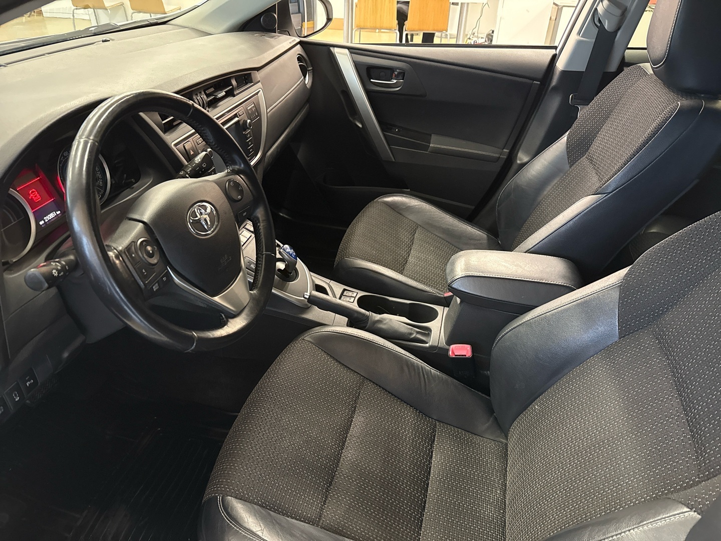 TOYOTA Auris 2015