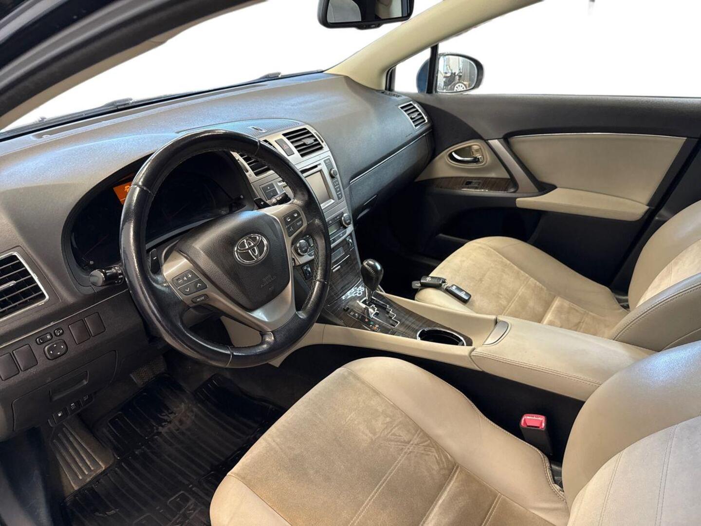 TOYOTA Avensis 2013