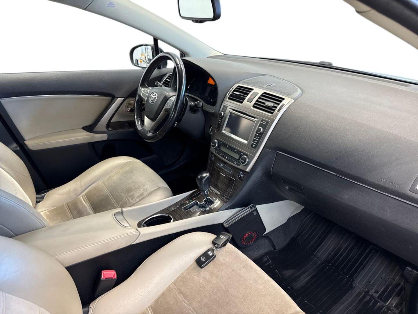 TOYOTA Avensis 2013