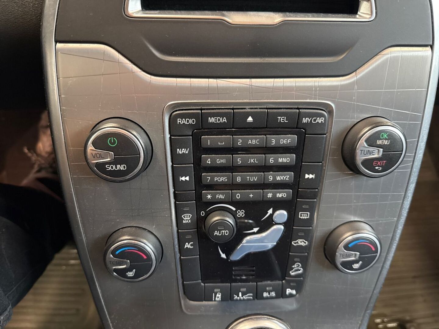 VOLVO XC70 27