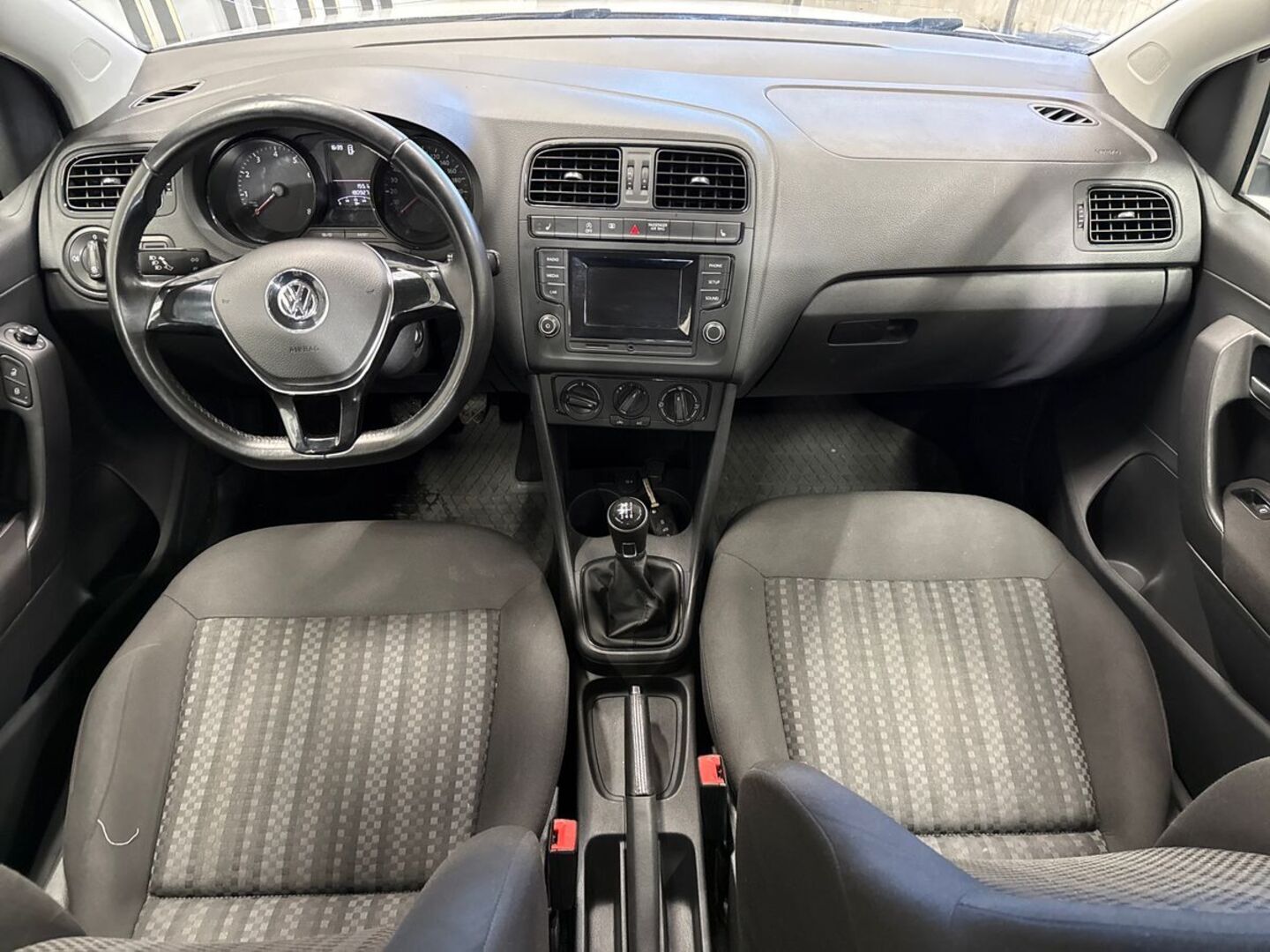 VOLKSWAGEN Polo 2016