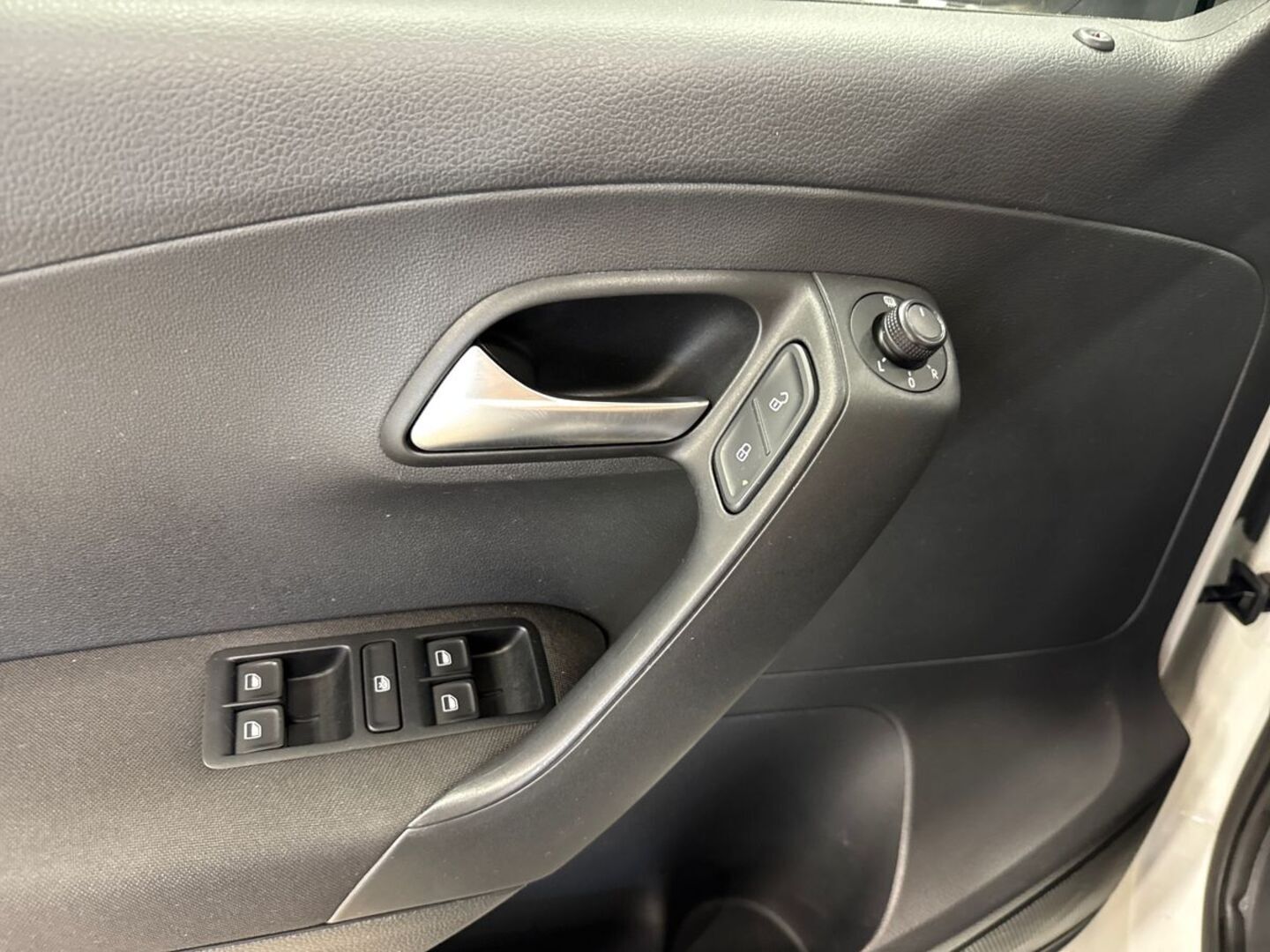 VOLKSWAGEN Polo 2016