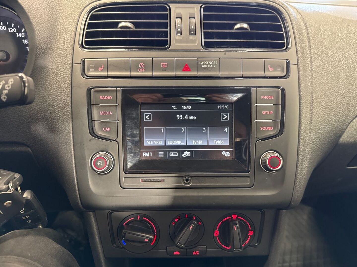 VOLKSWAGEN Polo 2016