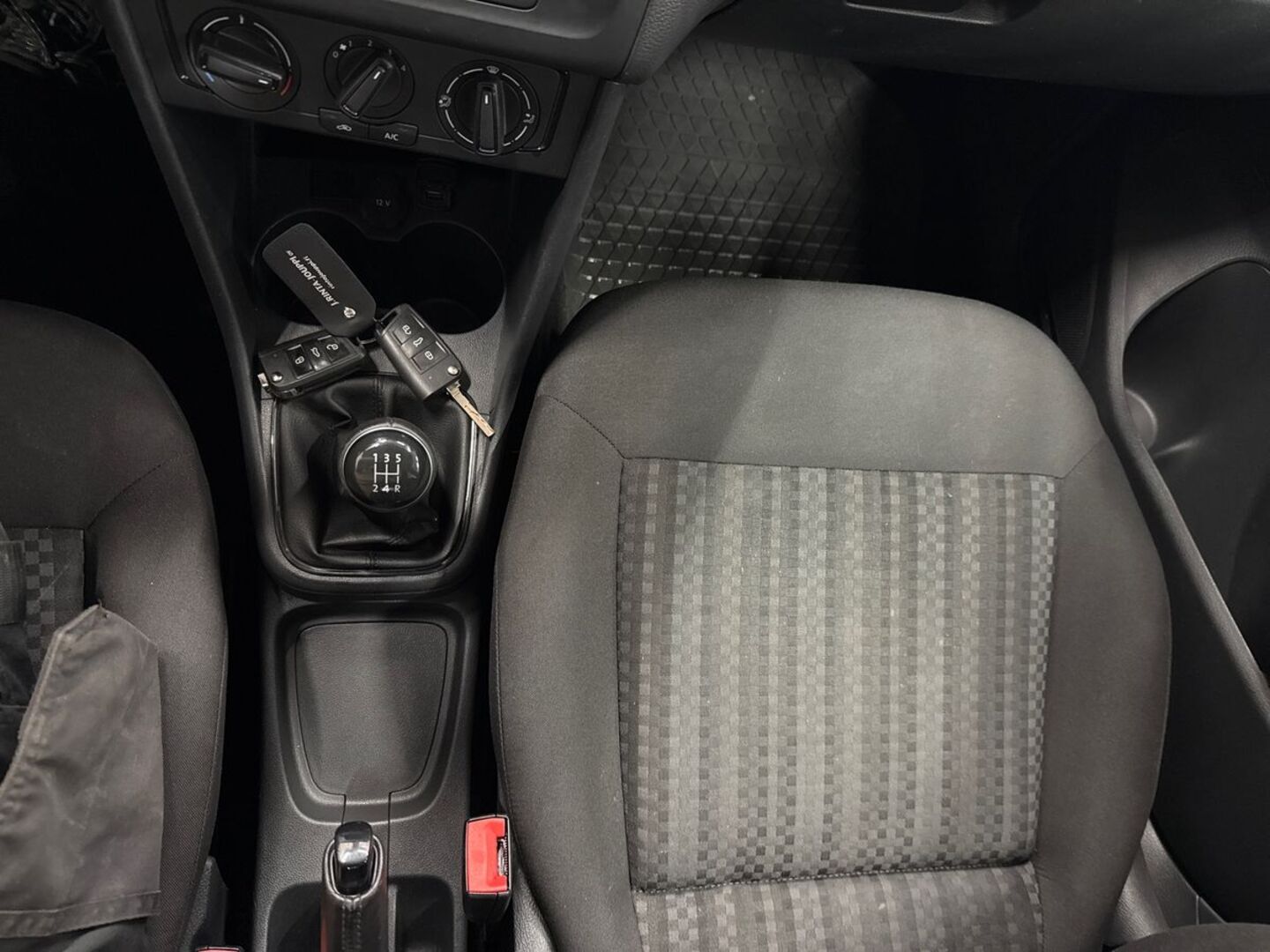 VOLKSWAGEN Polo 2016