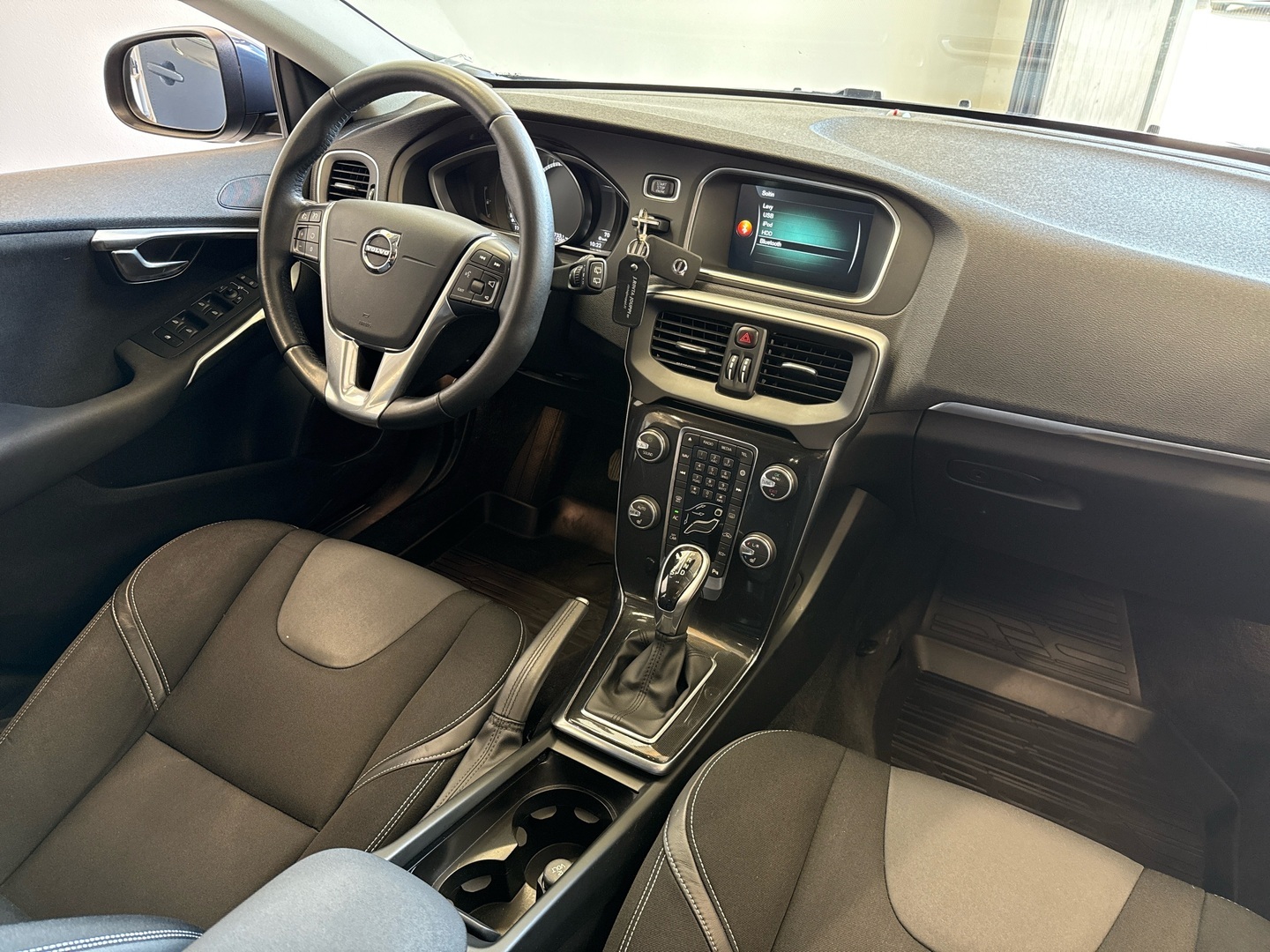 VOLVO V40 2017