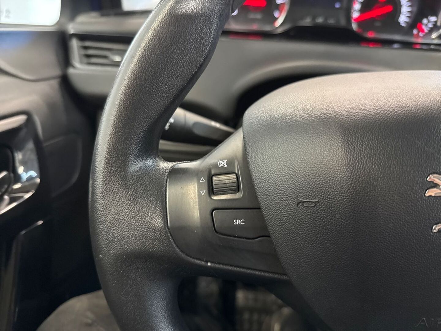 PEUGEOT 208 2013