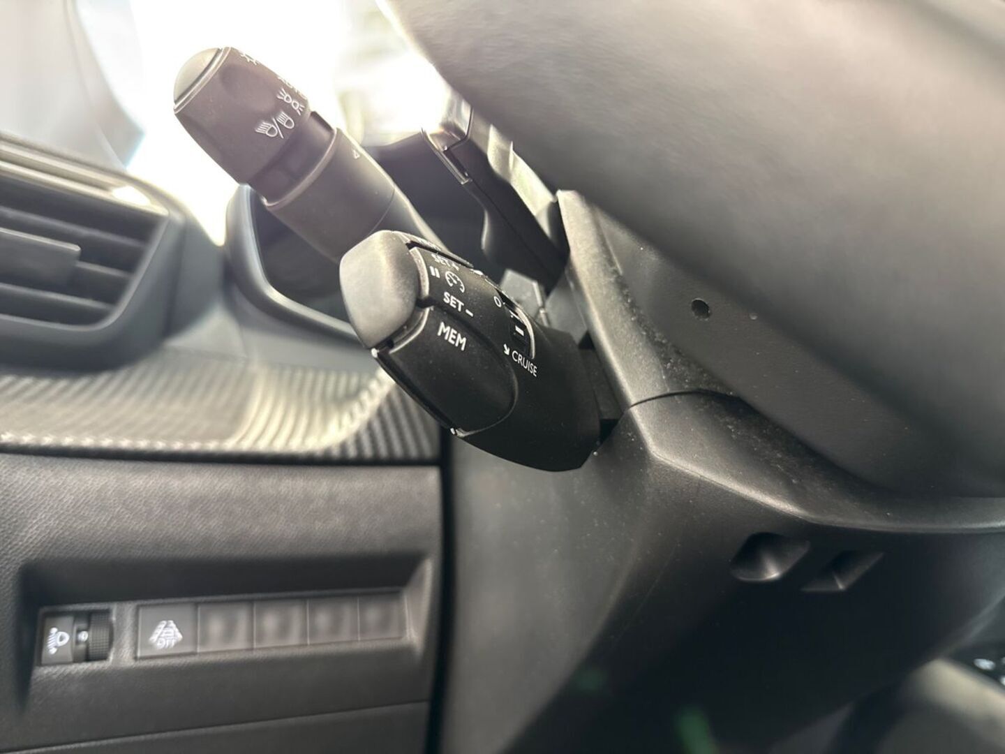 PEUGEOT 208 17