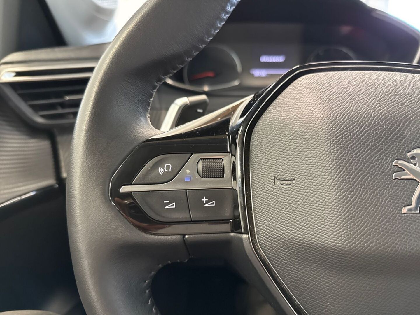 PEUGEOT 208 18
