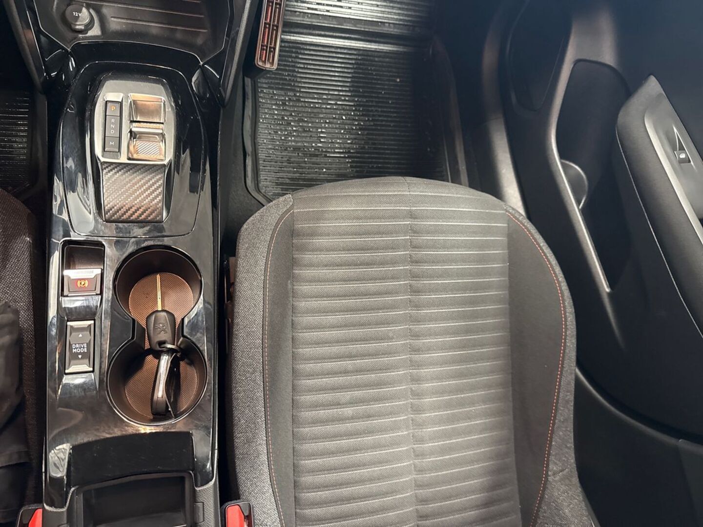 PEUGEOT 208 27