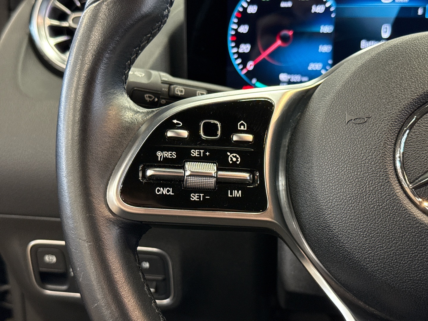 MERCEDES-BENZ EQA 2022