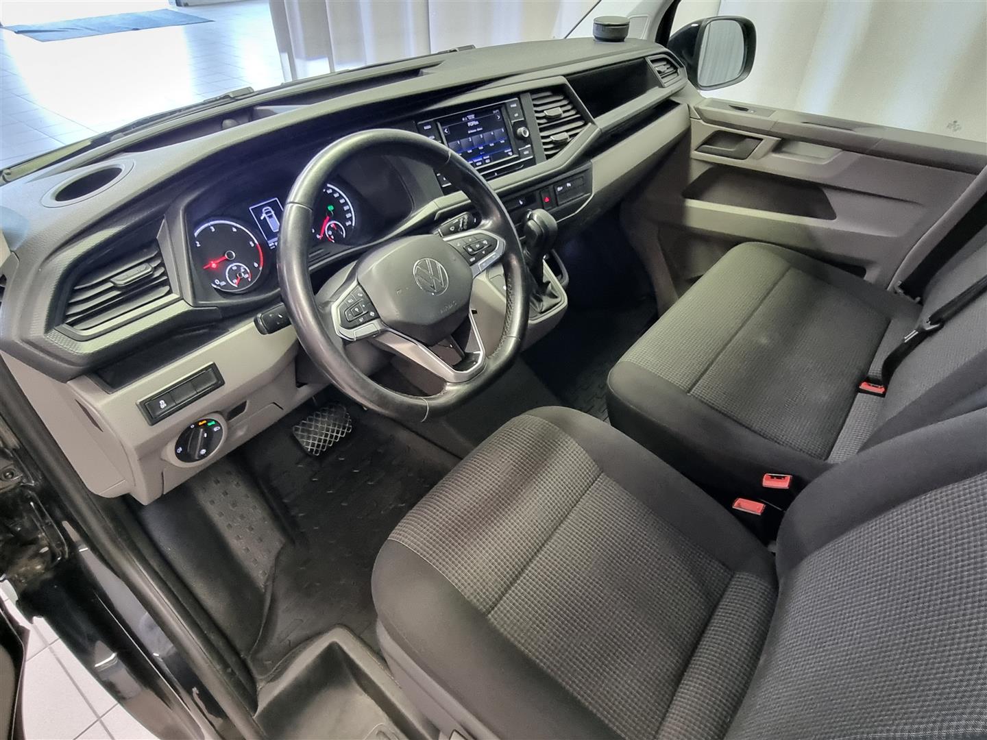 VOLKSWAGEN Transporter 2024