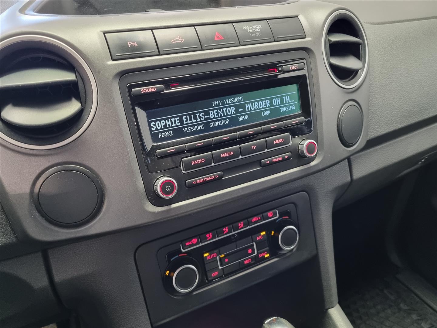 VOLKSWAGEN Amarok 2012