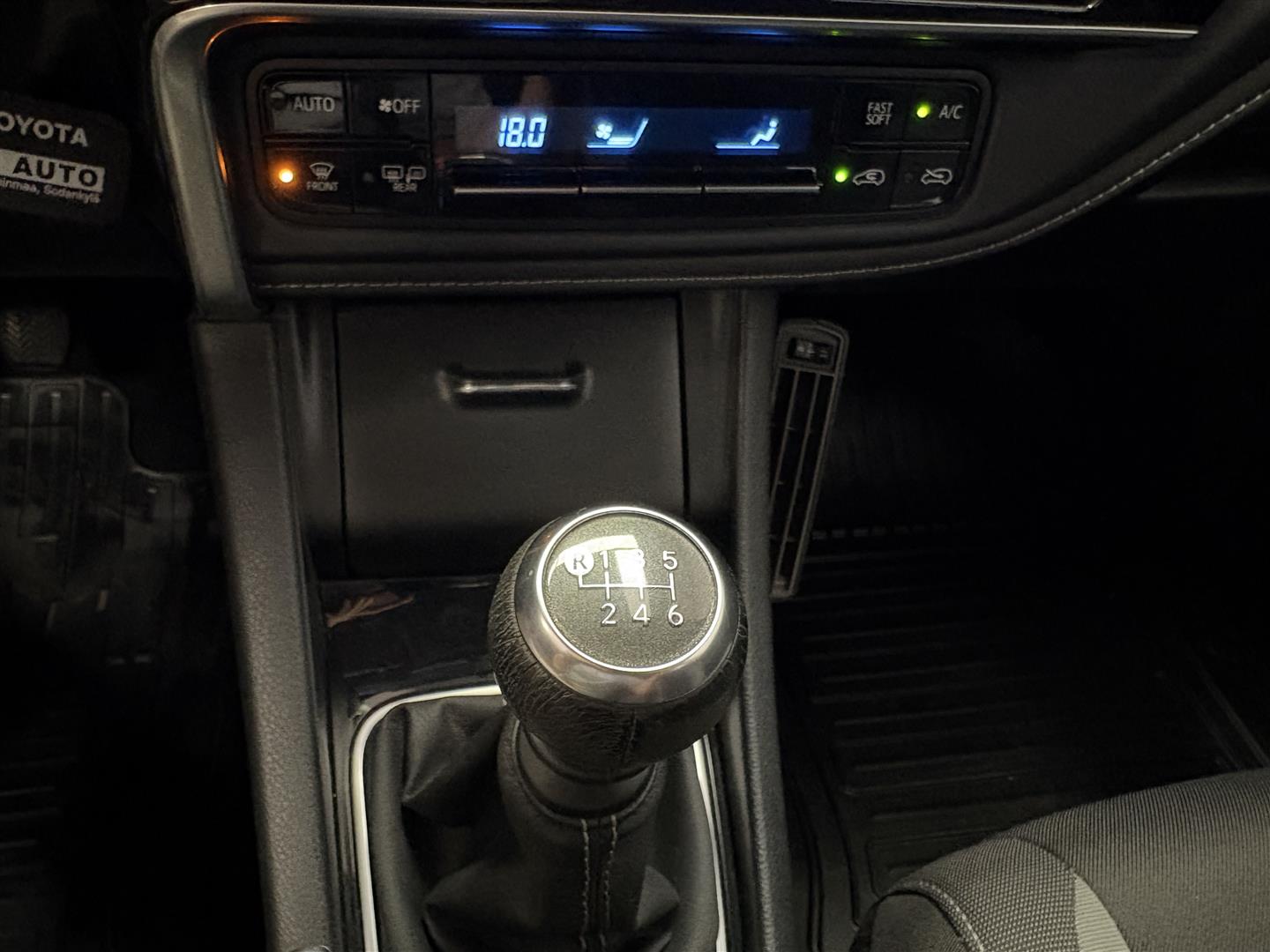 TOYOTA Auris 2016