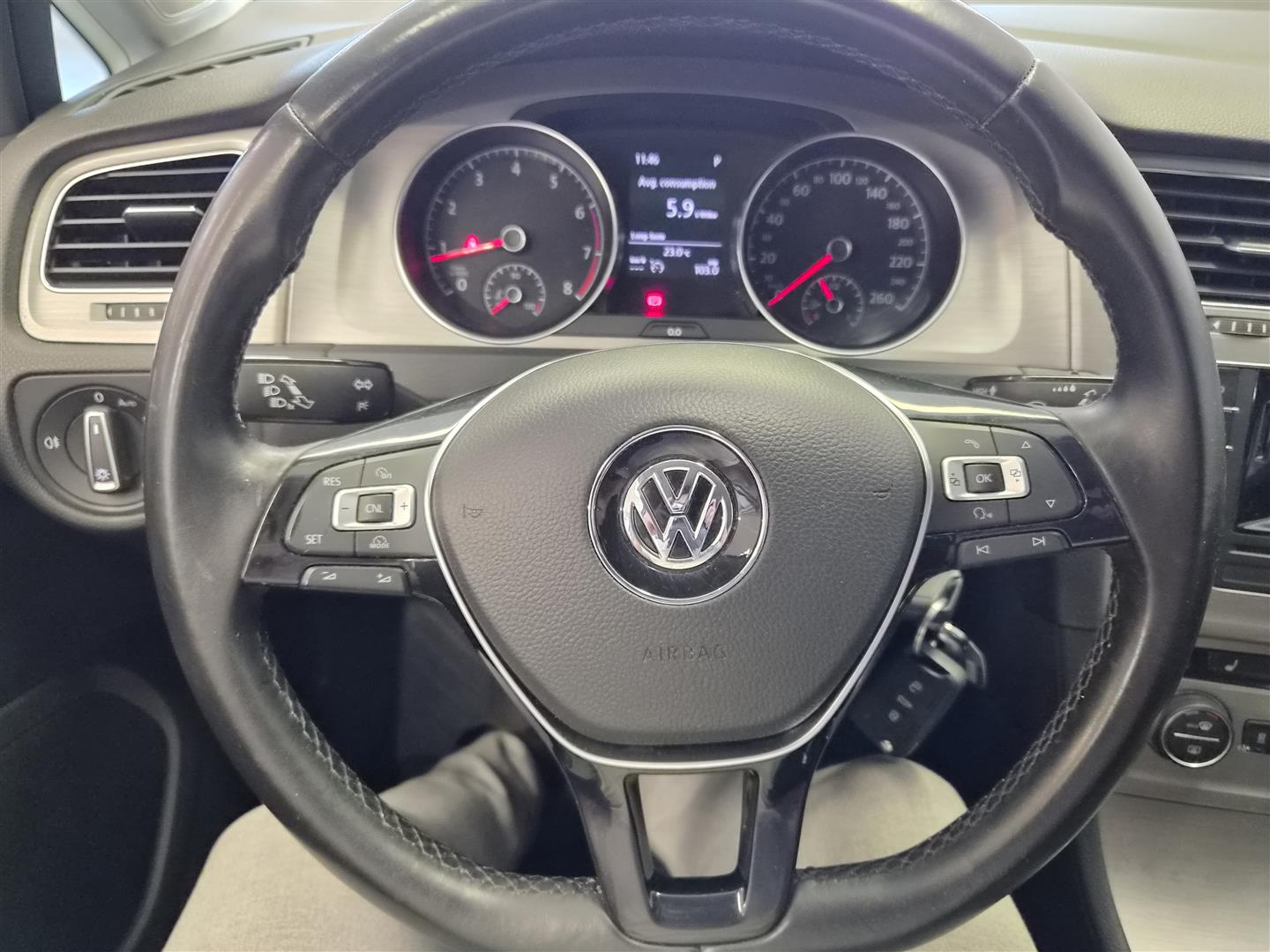 VOLKSWAGEN Golf 2014