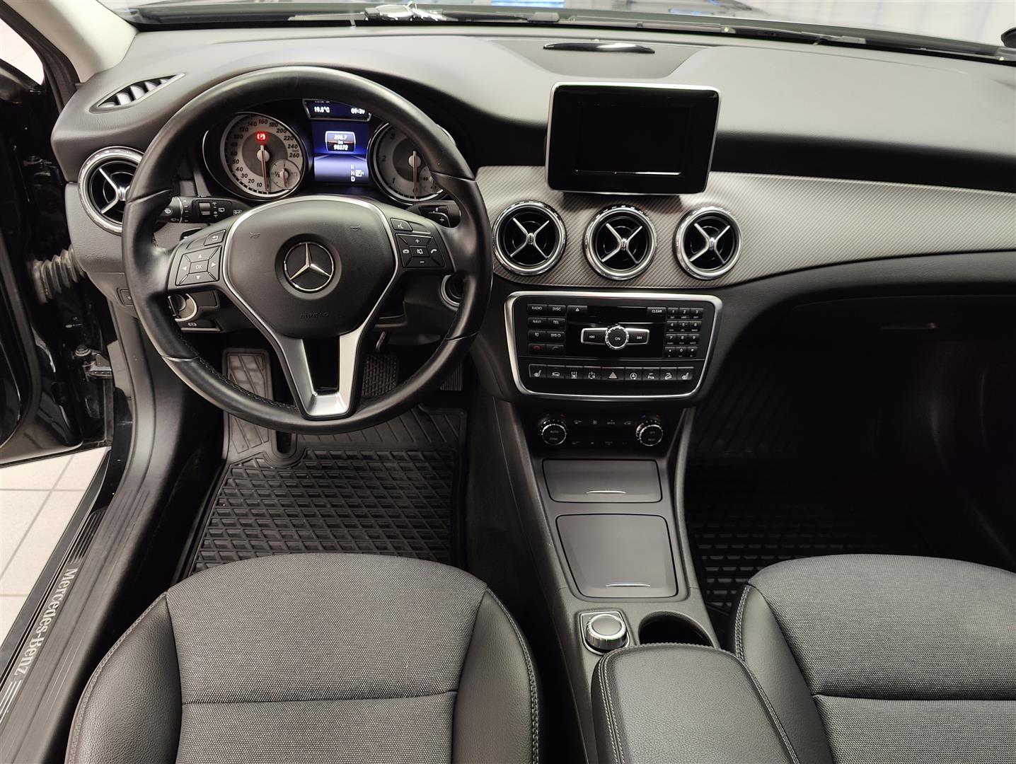MERCEDES-BENZ GLA 2015