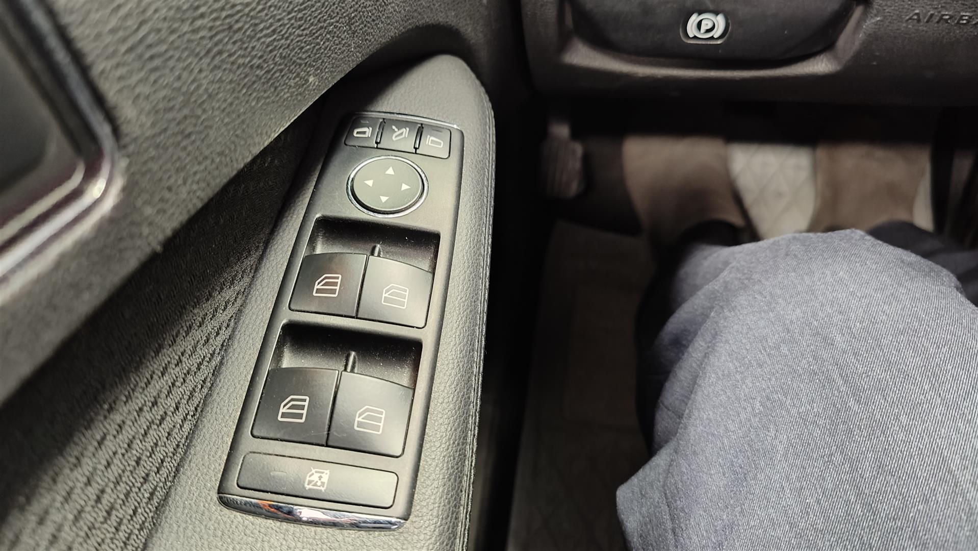 MERCEDES-BENZ E 2009