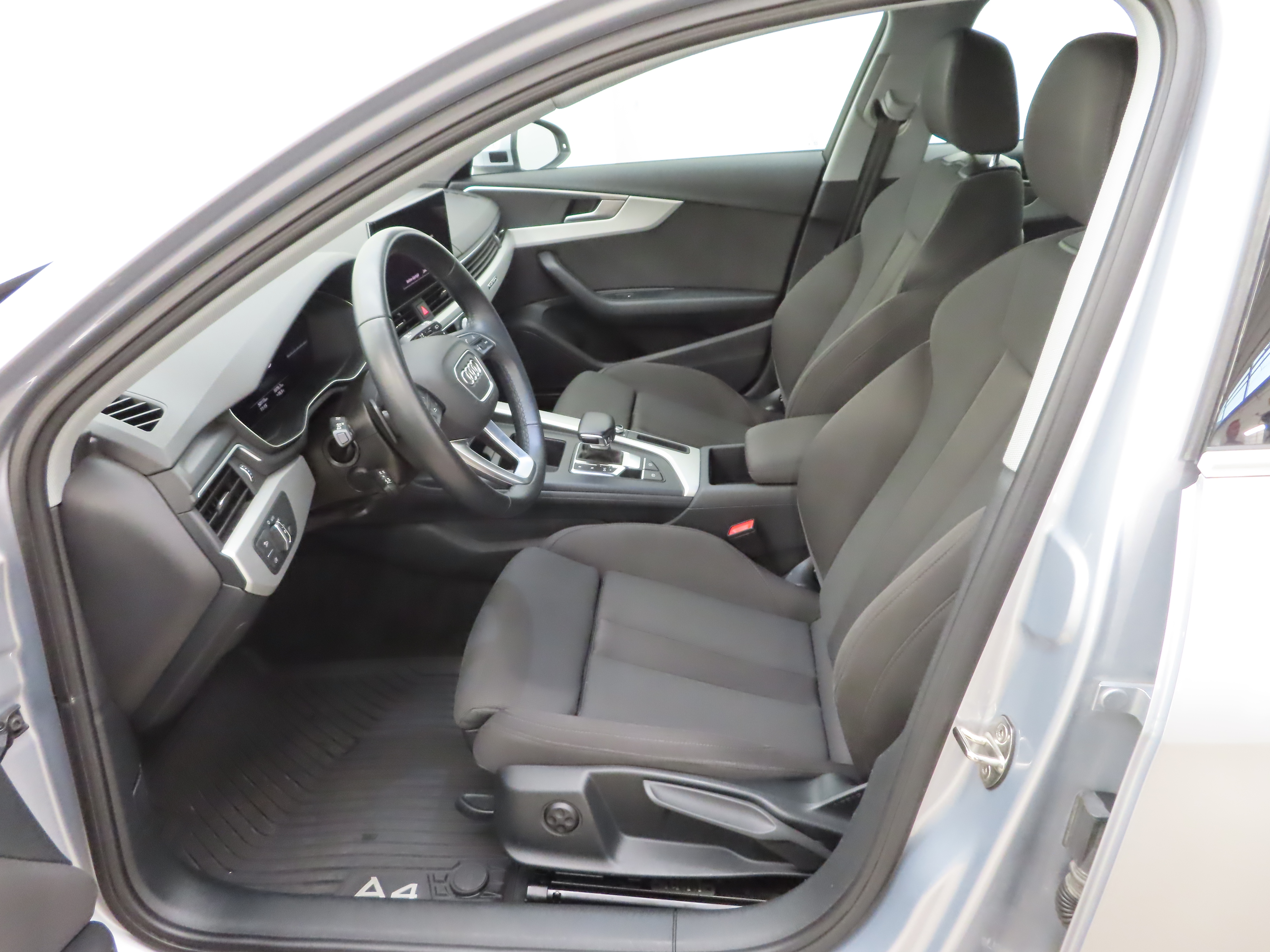 AUDI A4 2024