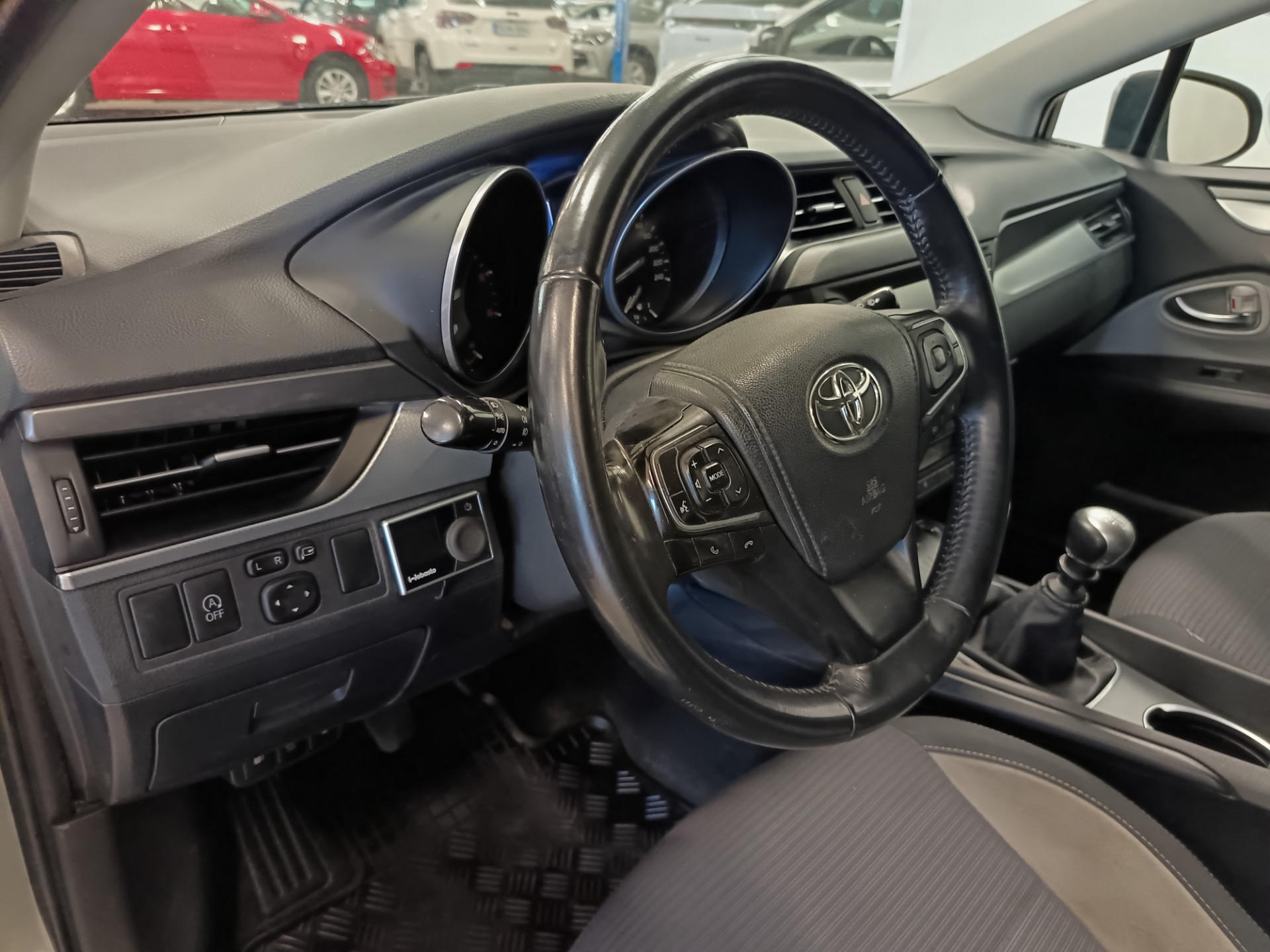 TOYOTA Avensis 2016