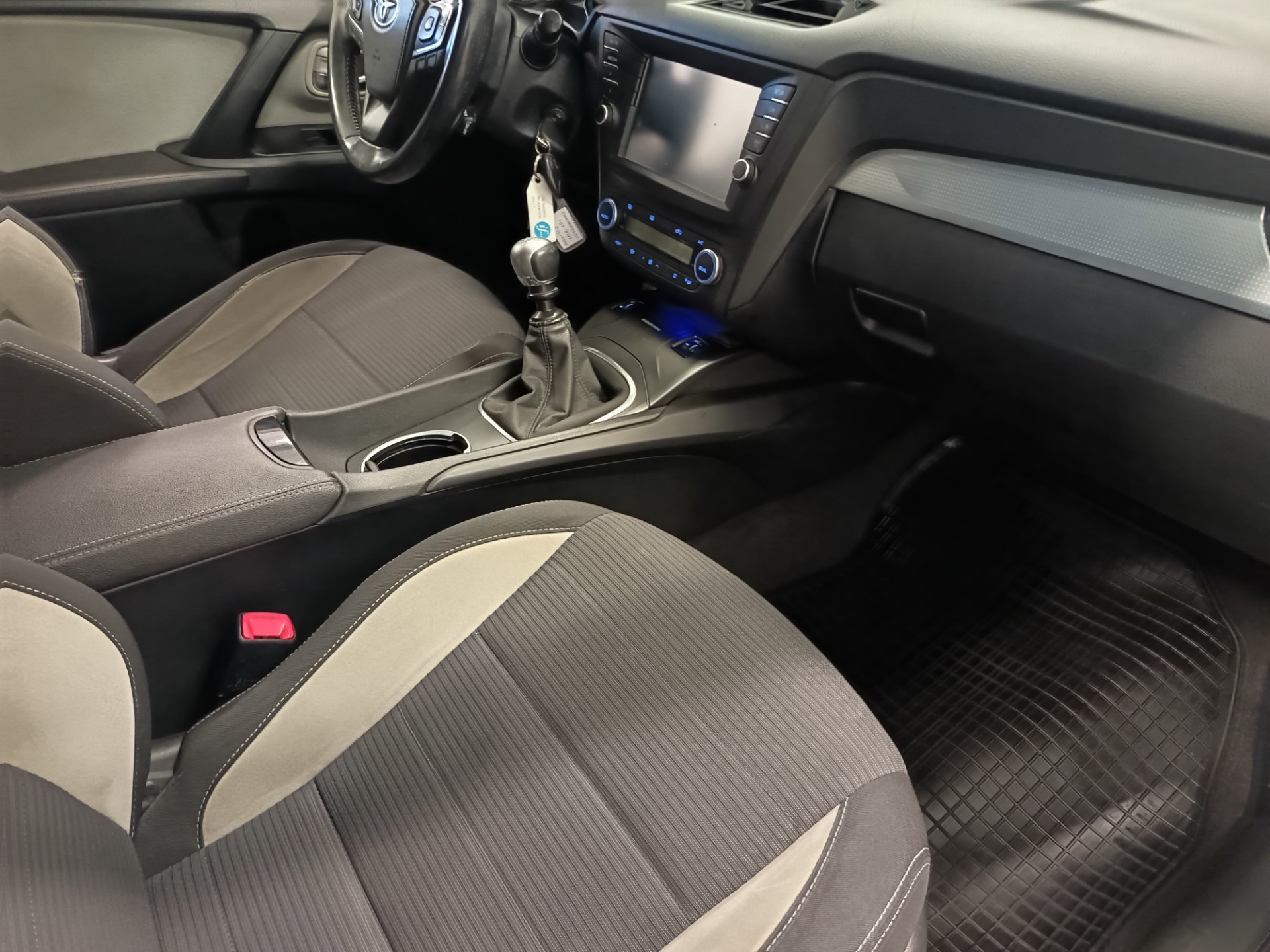 TOYOTA Avensis 2016